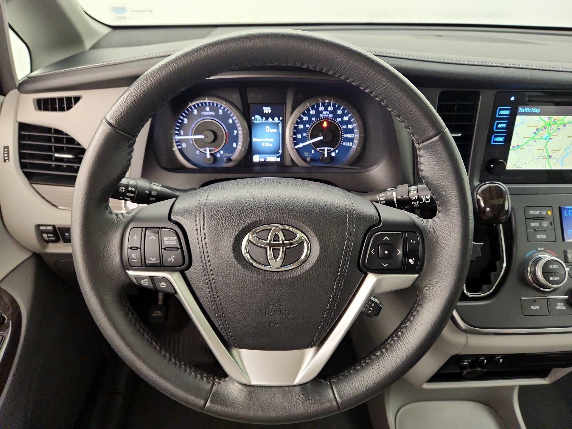Thumbnail: 2017 Toyota Sienna - 10