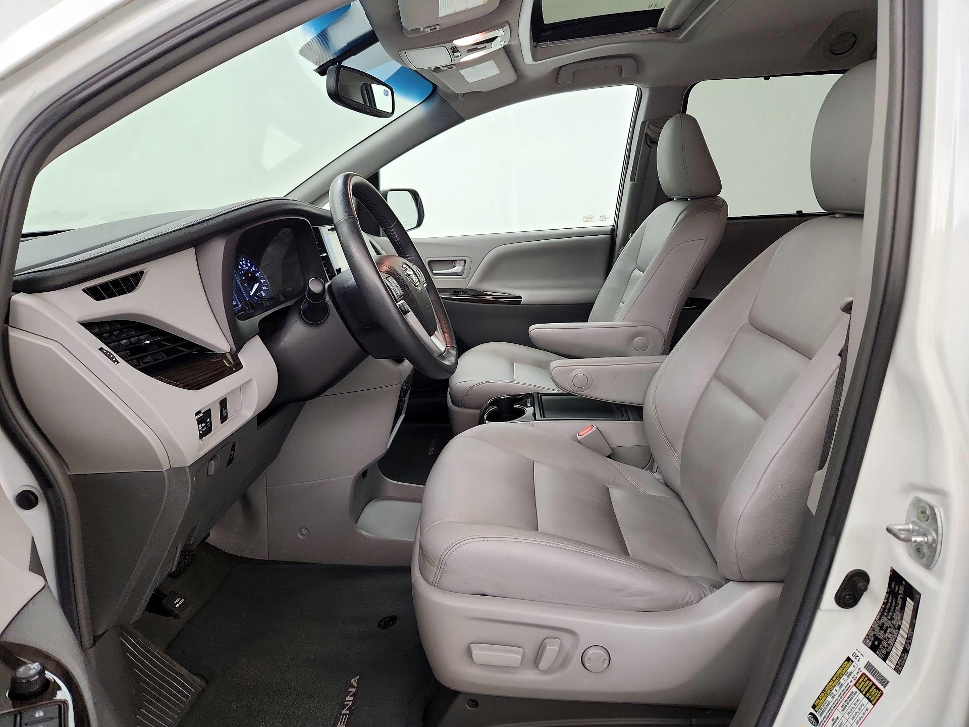 Thumbnail: 2017 Toyota Sienna - 11
