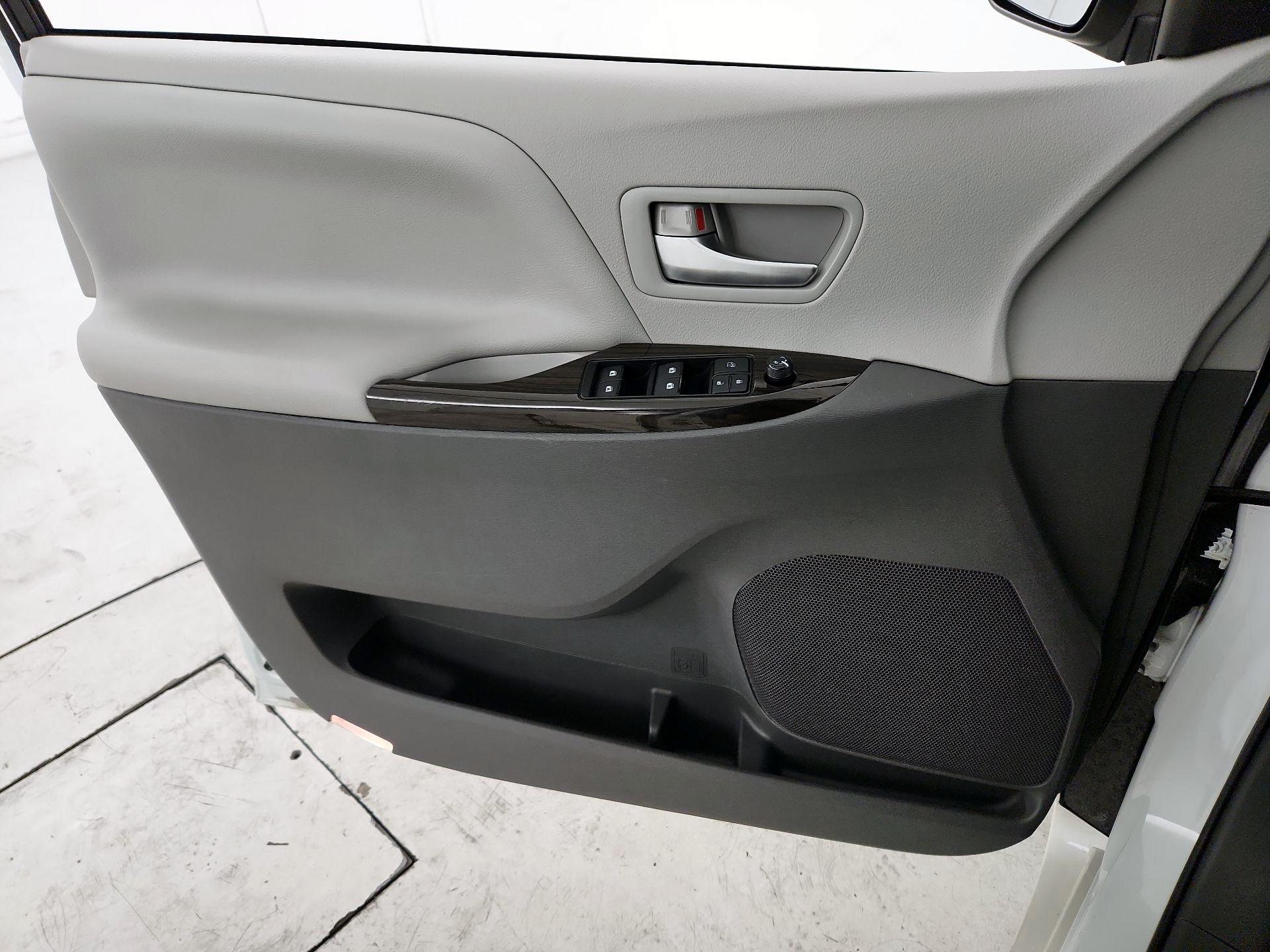 Thumbnail: 2017 Toyota Sienna - 12