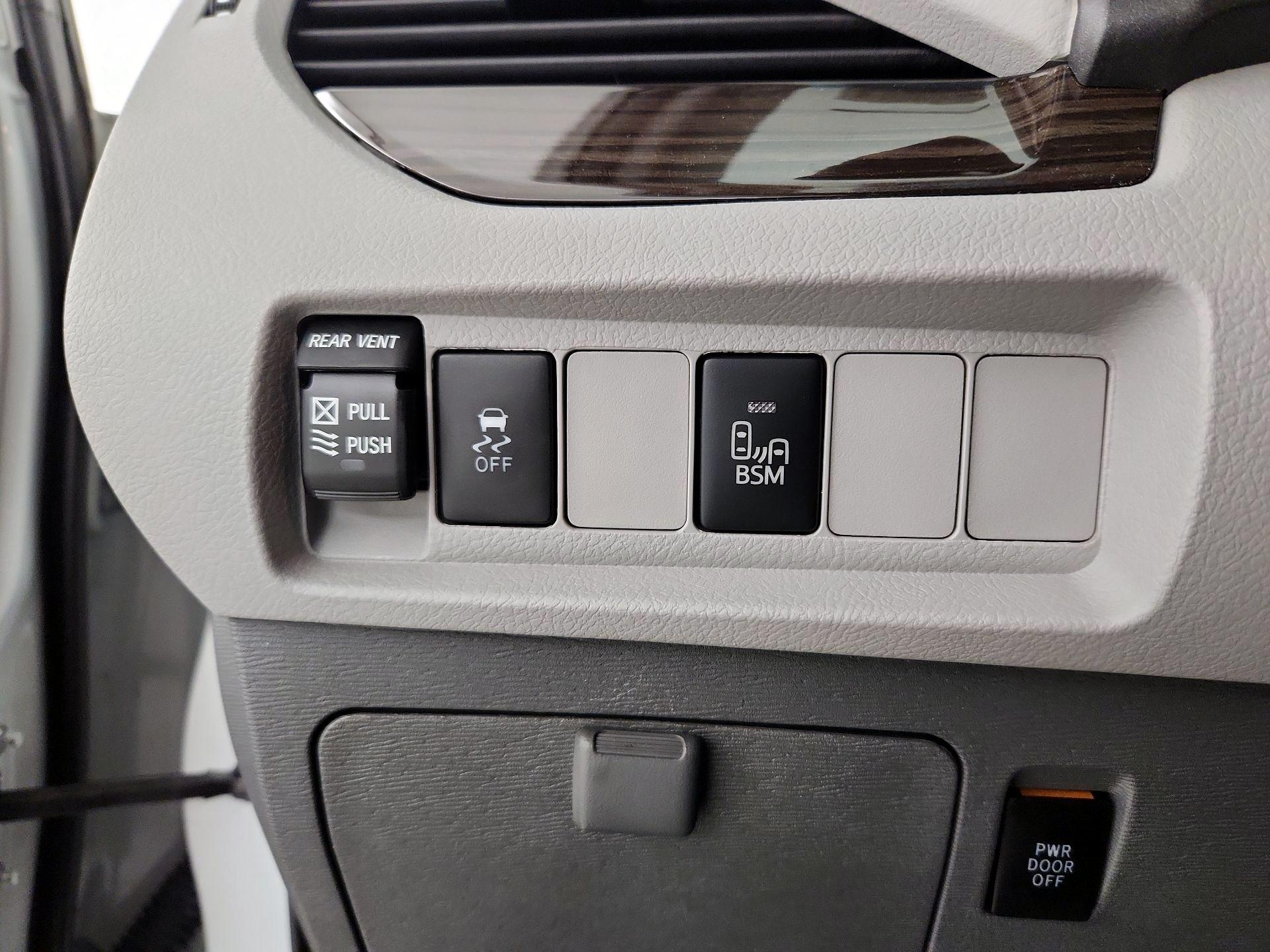 Thumbnail: 2017 Toyota Sienna - 13
