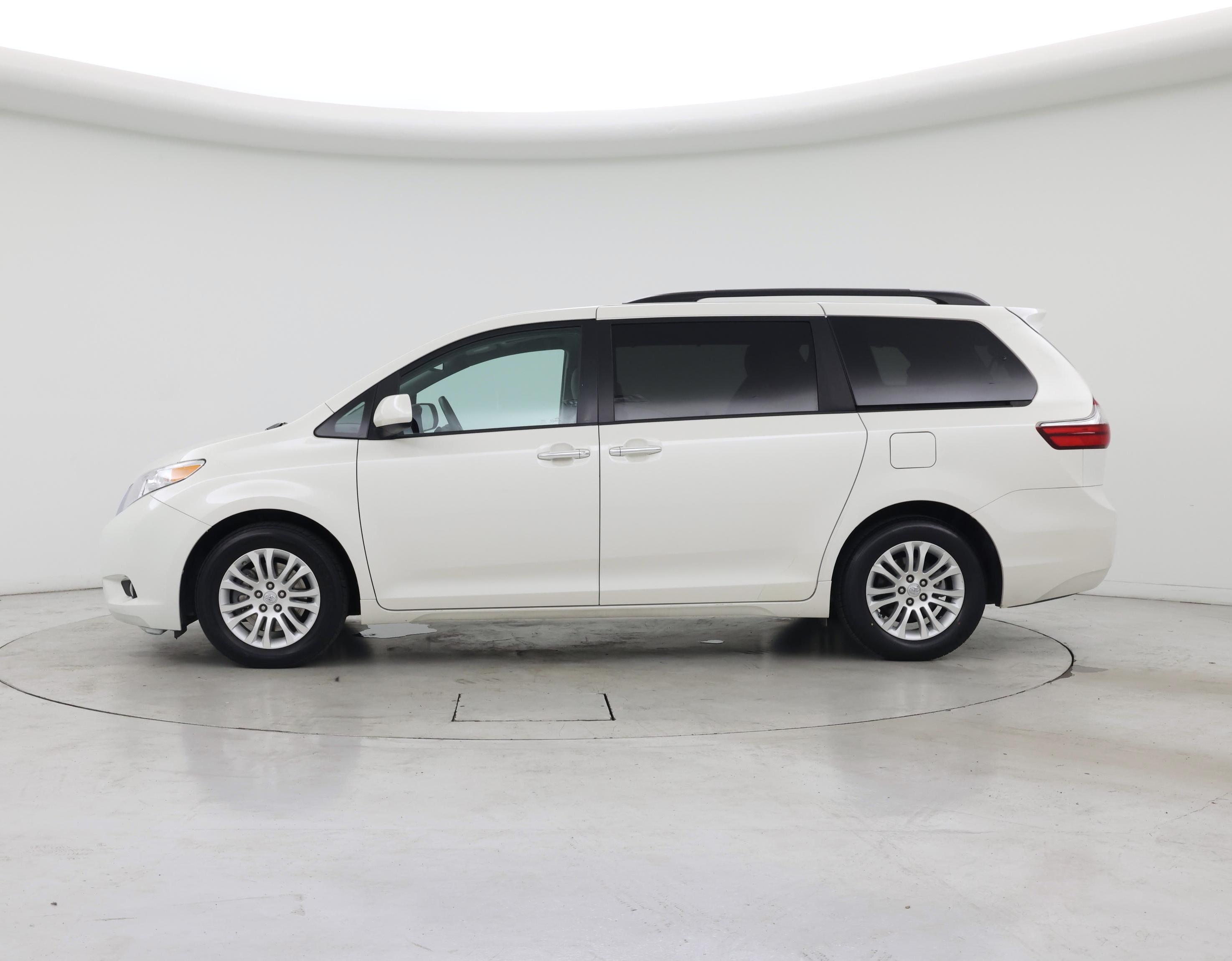 Thumbnail: 2017 Toyota Sienna - 3