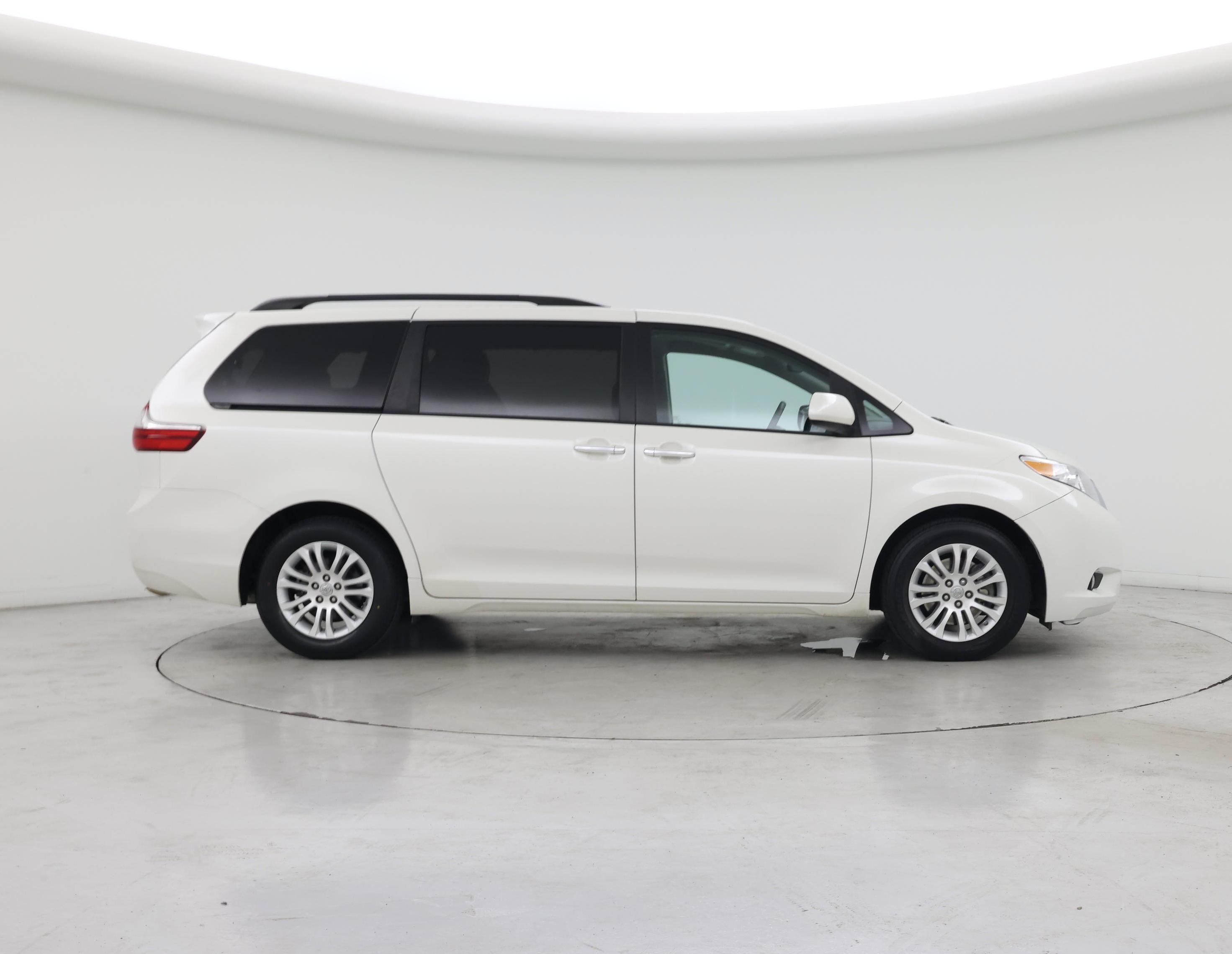 Thumbnail: 2017 Toyota Sienna - 7
