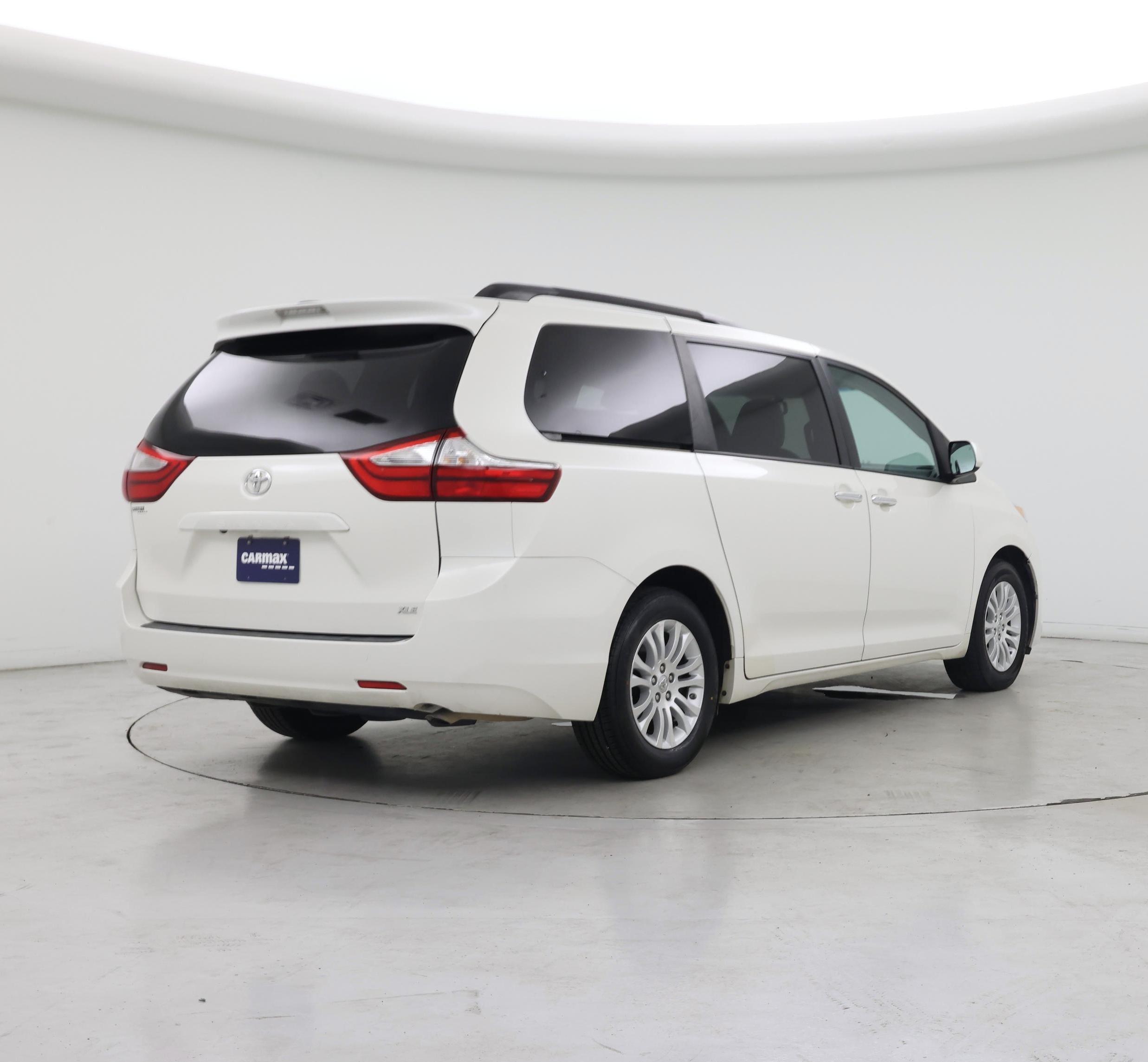 Thumbnail: 2017 Toyota Sienna - 8