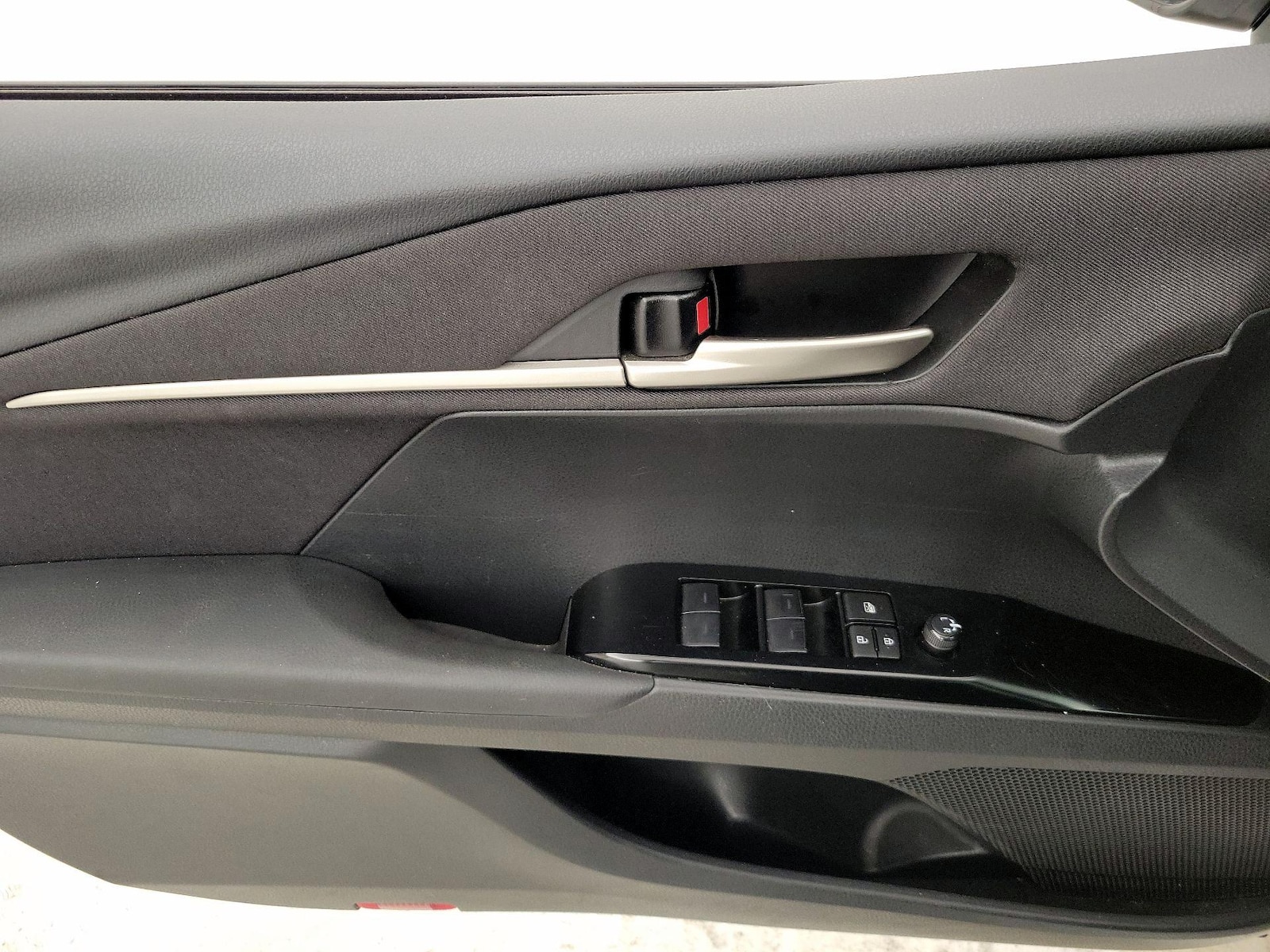 2025 Toyota Camry LE - Photo 13