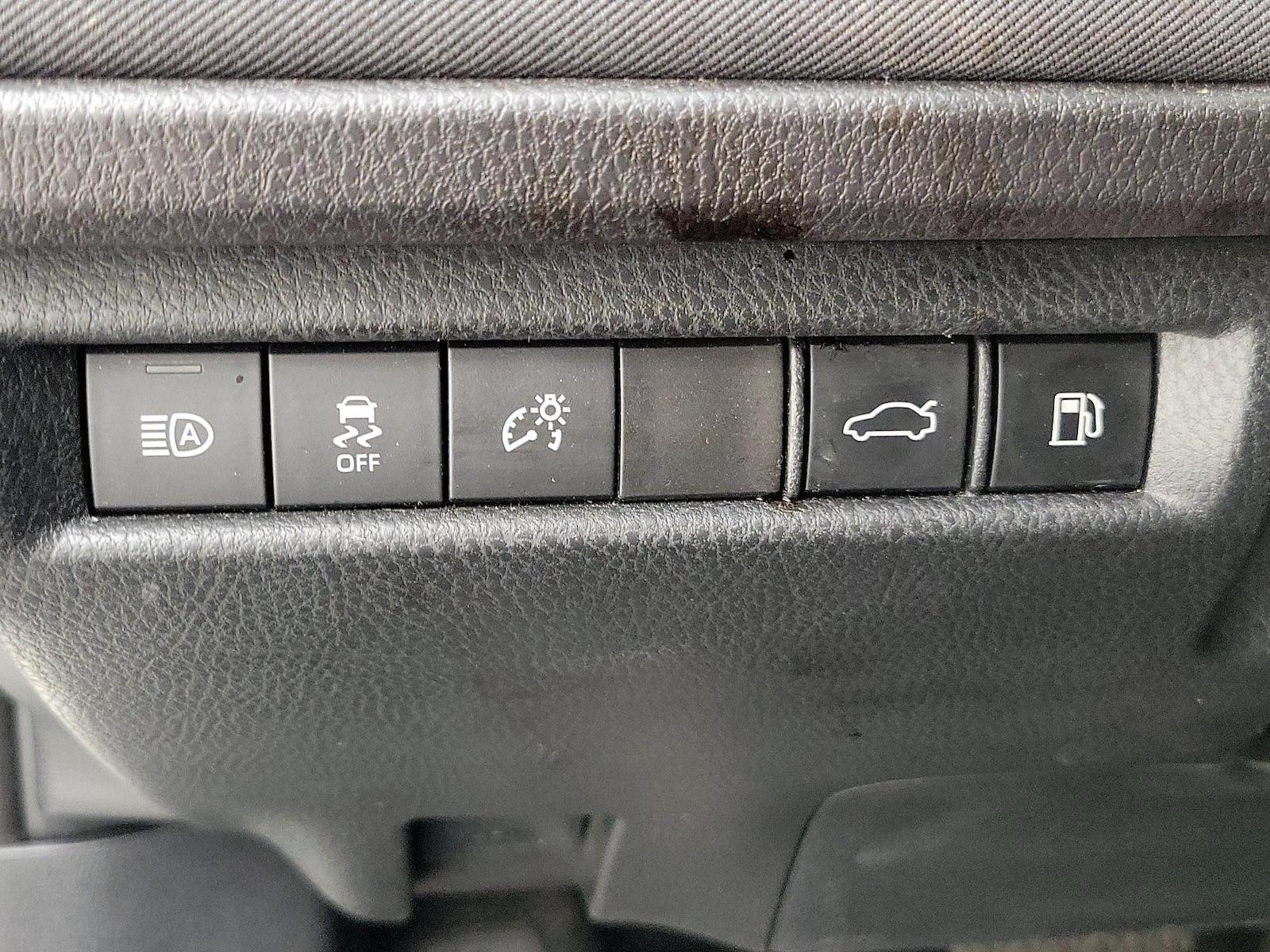2025 Toyota Camry LE - Photo 14