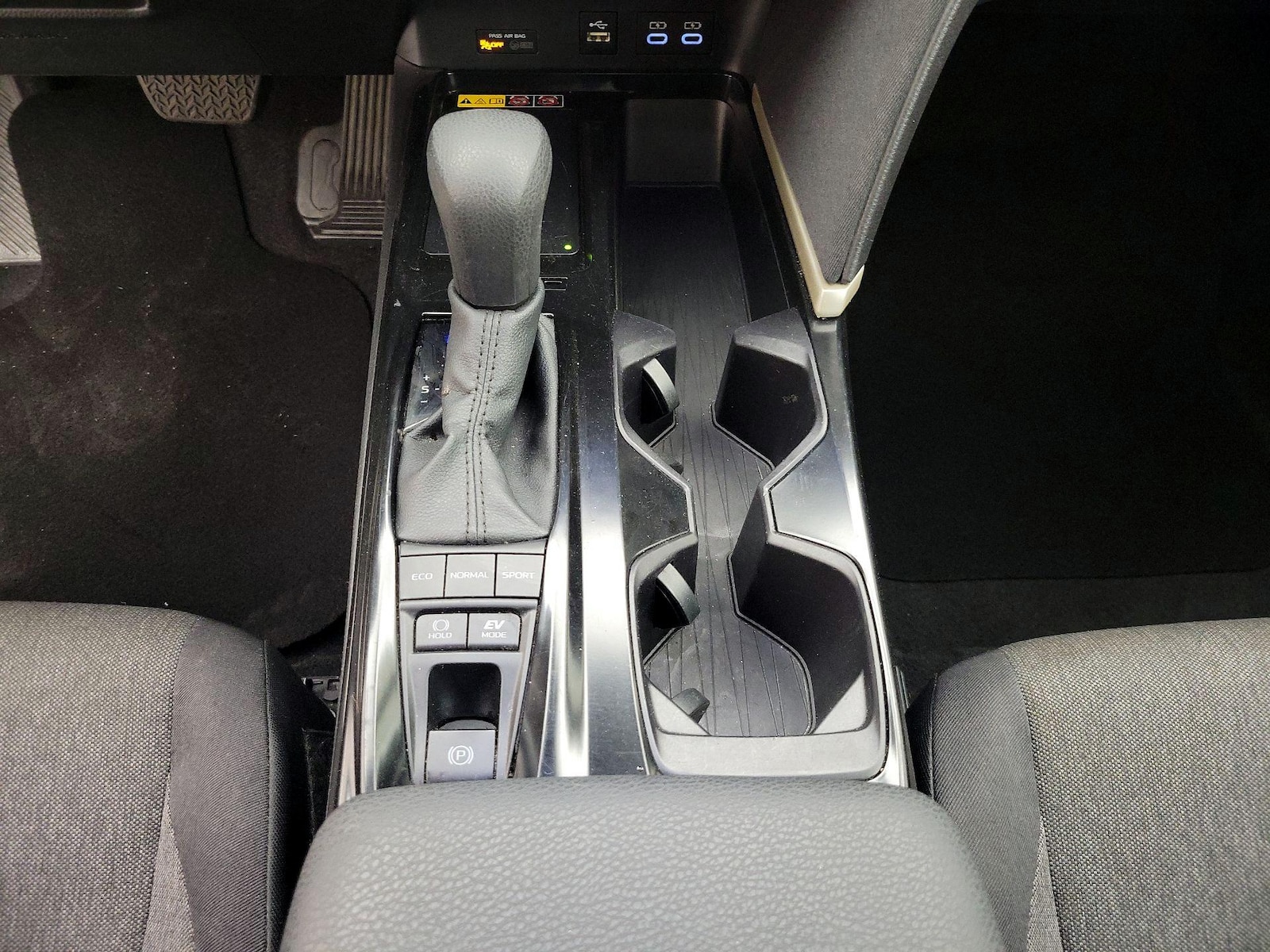 2025 Toyota Camry LE - Photo 18