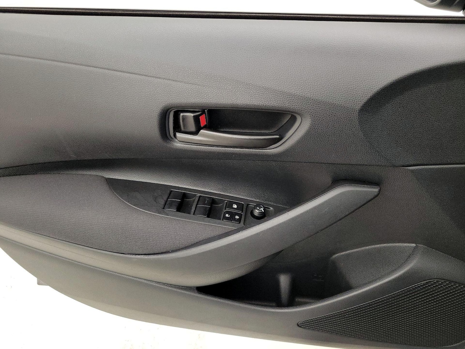 2025 Toyota Corolla LE - Photo 13