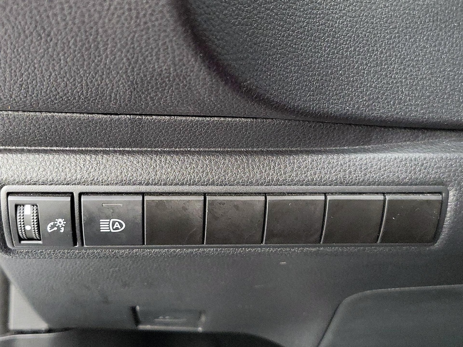 2025 Toyota Corolla LE - Photo 14