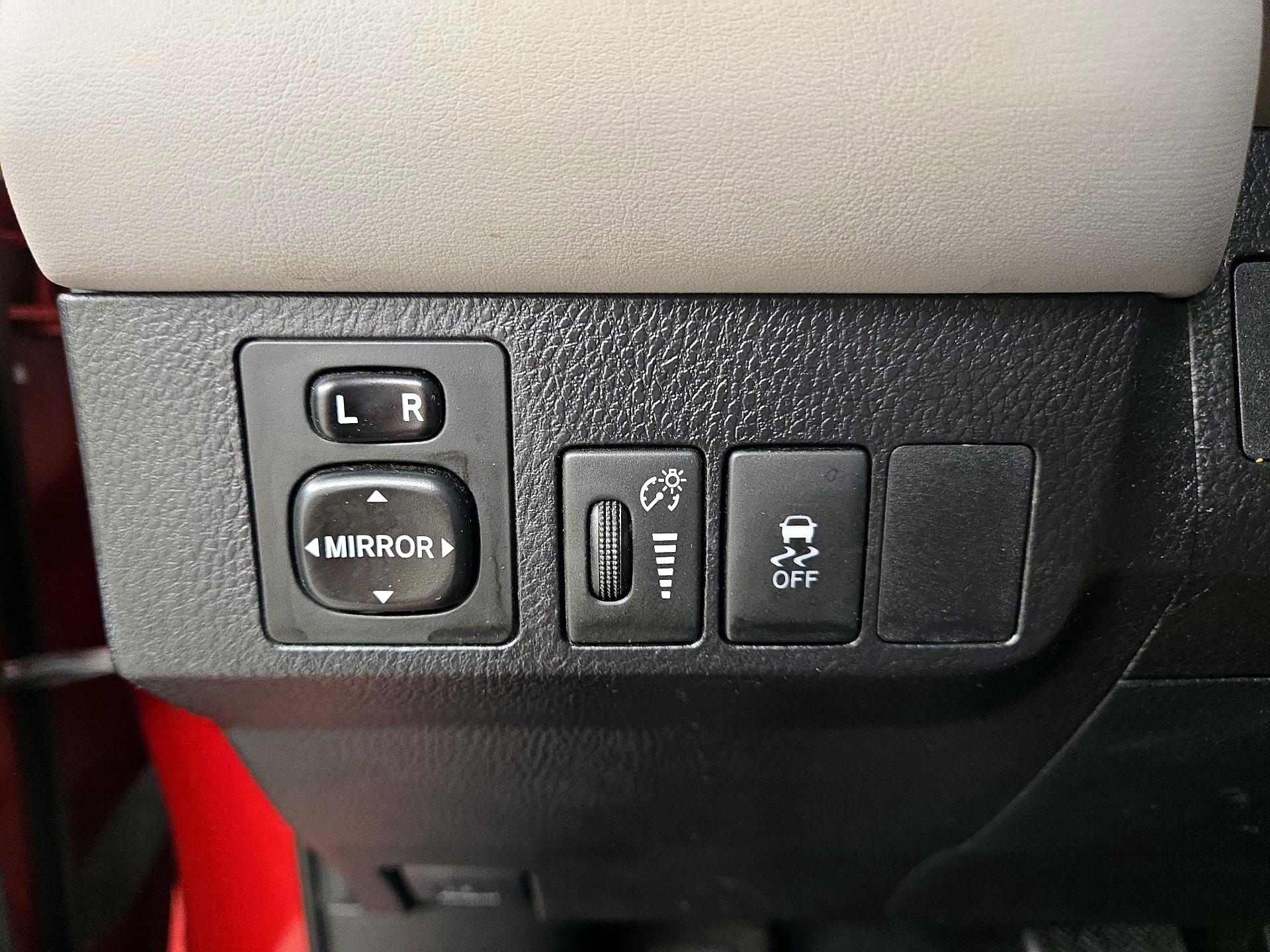 Thumbnail: 2015 Toyota RAV4 - 13