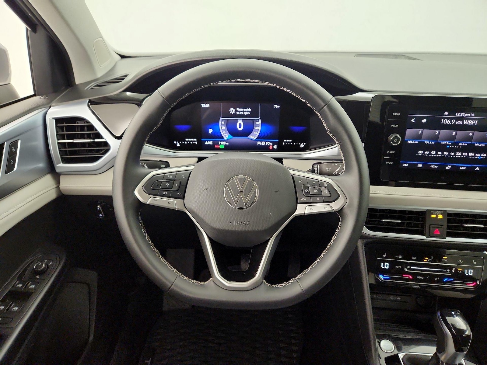2025 Volkswagen Taos SE - Photo 11