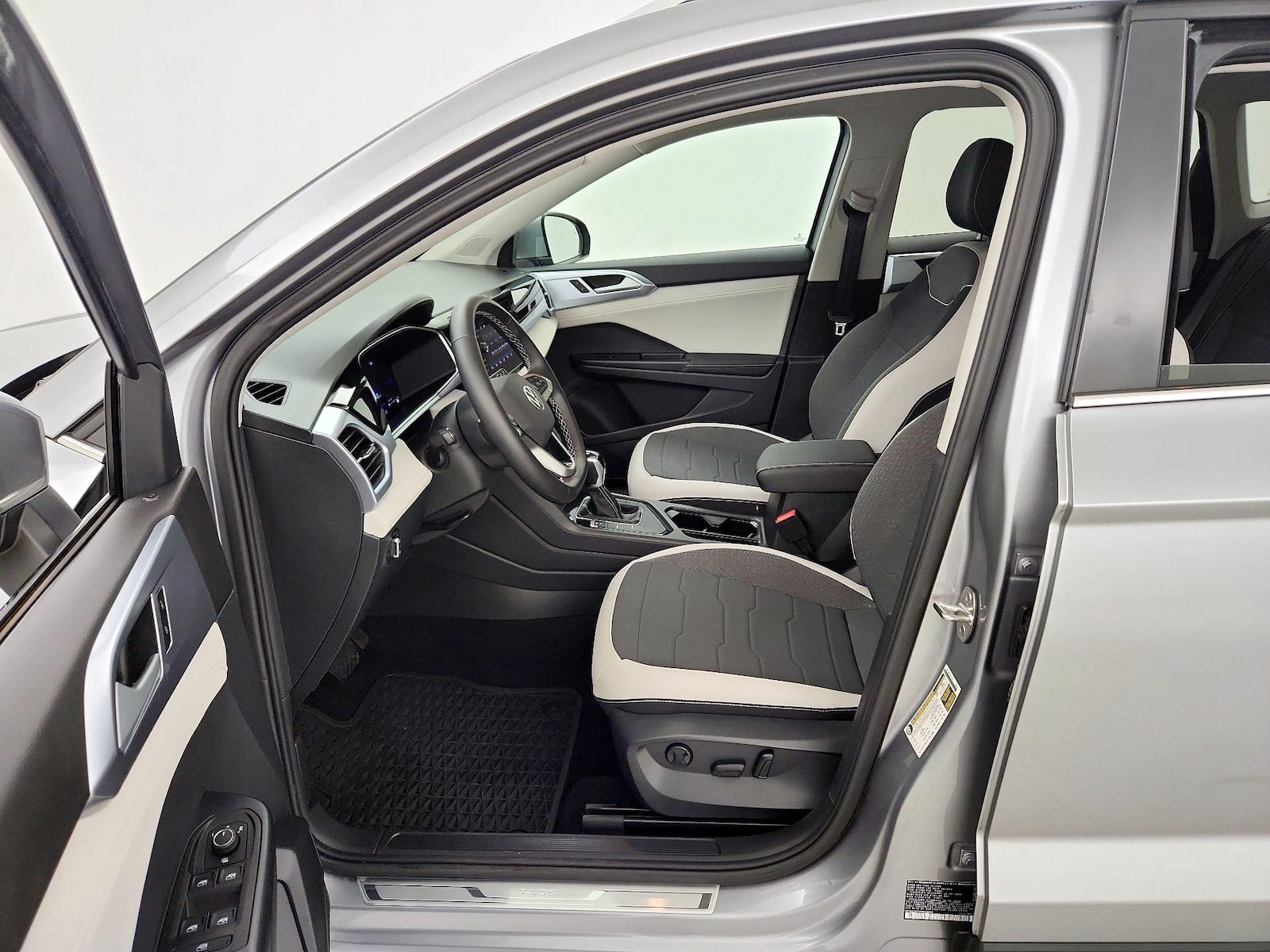 2025 Volkswagen Taos SE - Photo 12