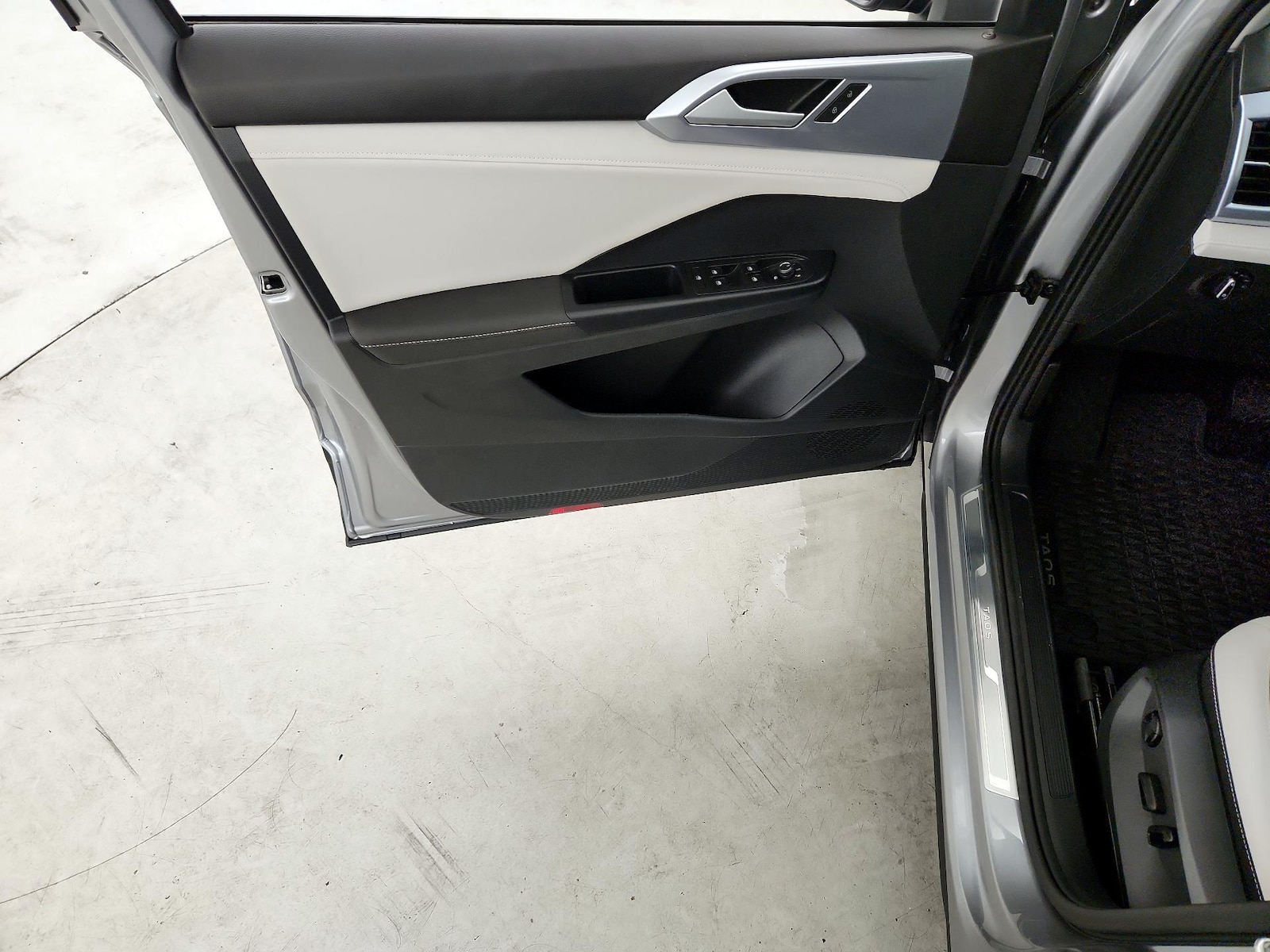 2025 Volkswagen Taos SE - Photo 13