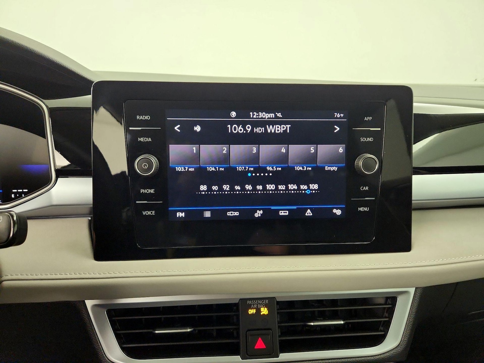 2025 Volkswagen Taos SE - Photo 16