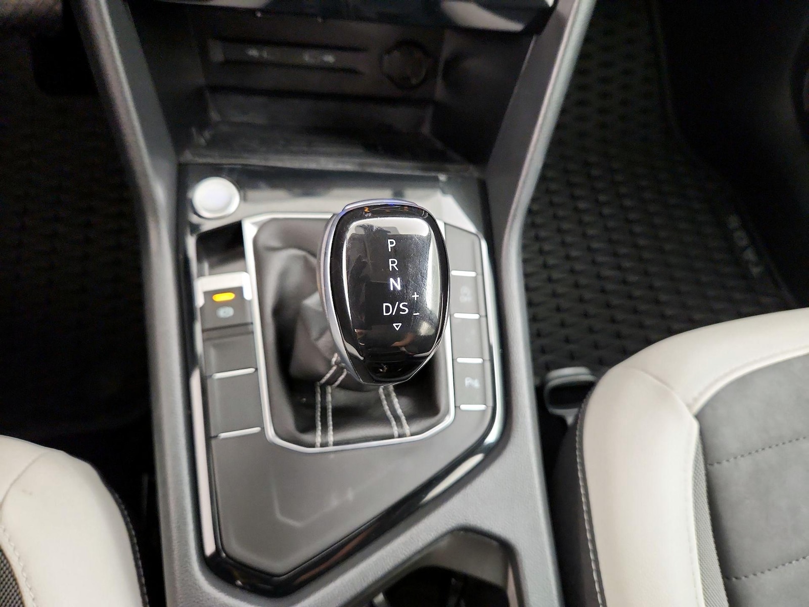 2025 Volkswagen Taos SE - Photo 18