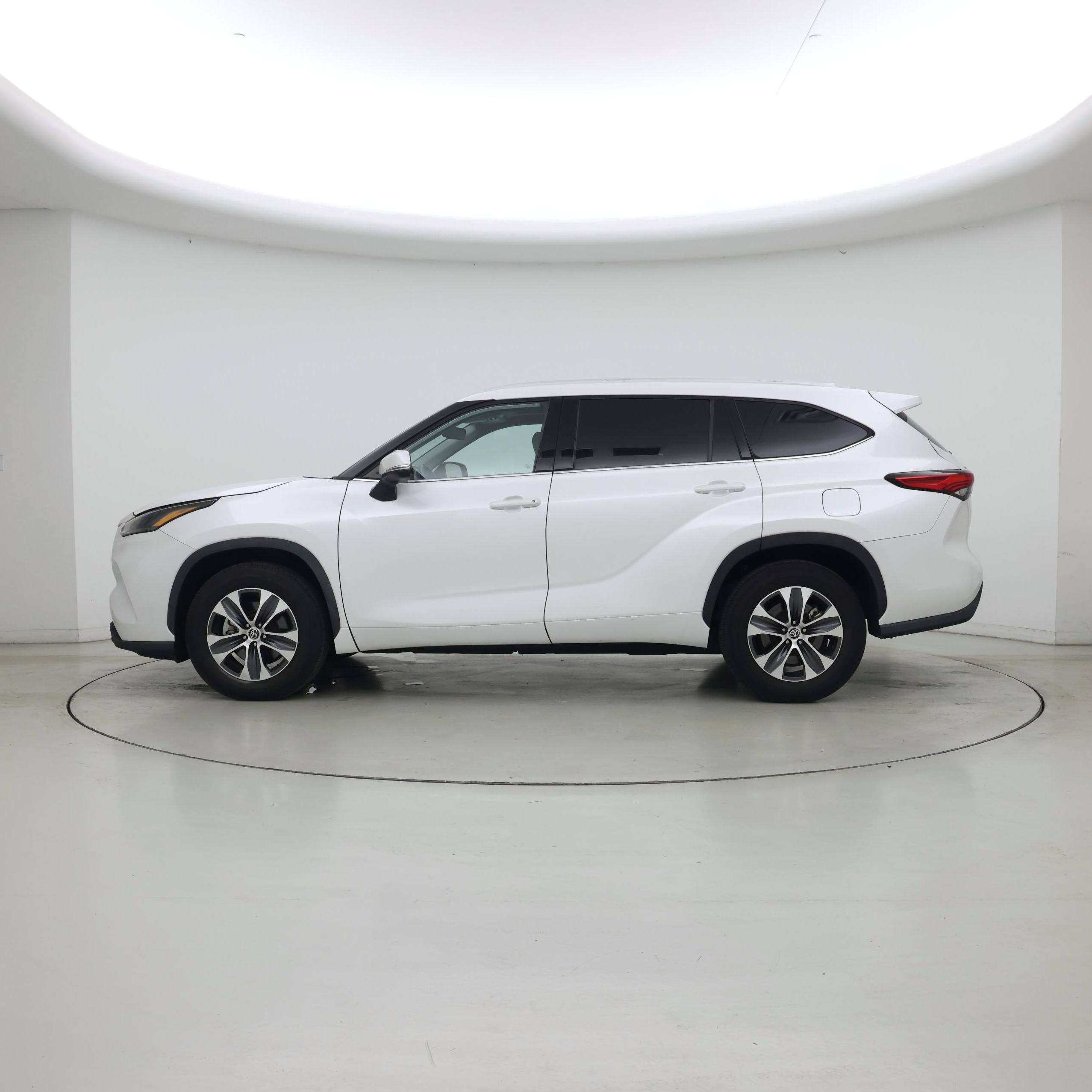 Thumbnail: 2022 Toyota Highlander - 3
