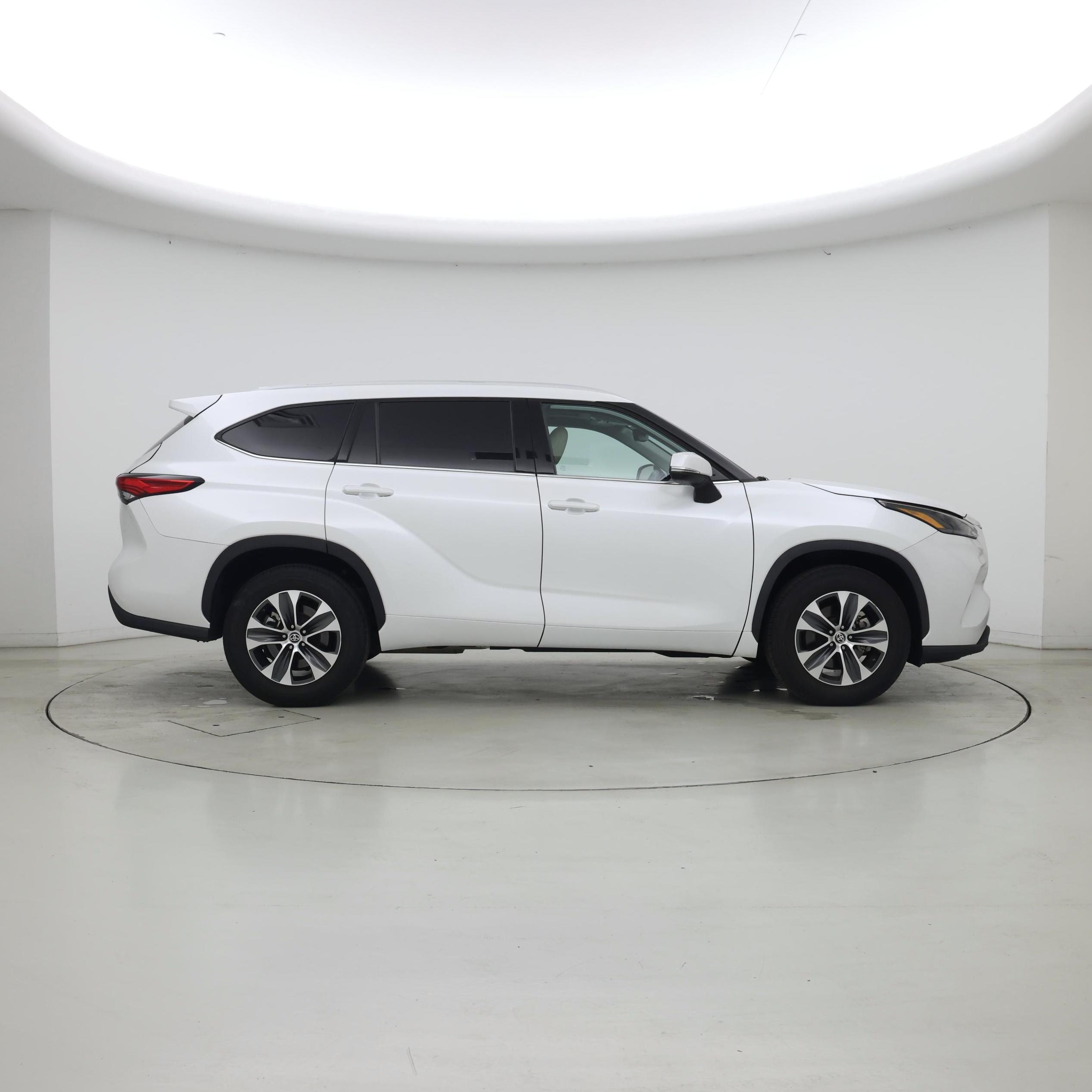 Thumbnail: 2022 Toyota Highlander - 7