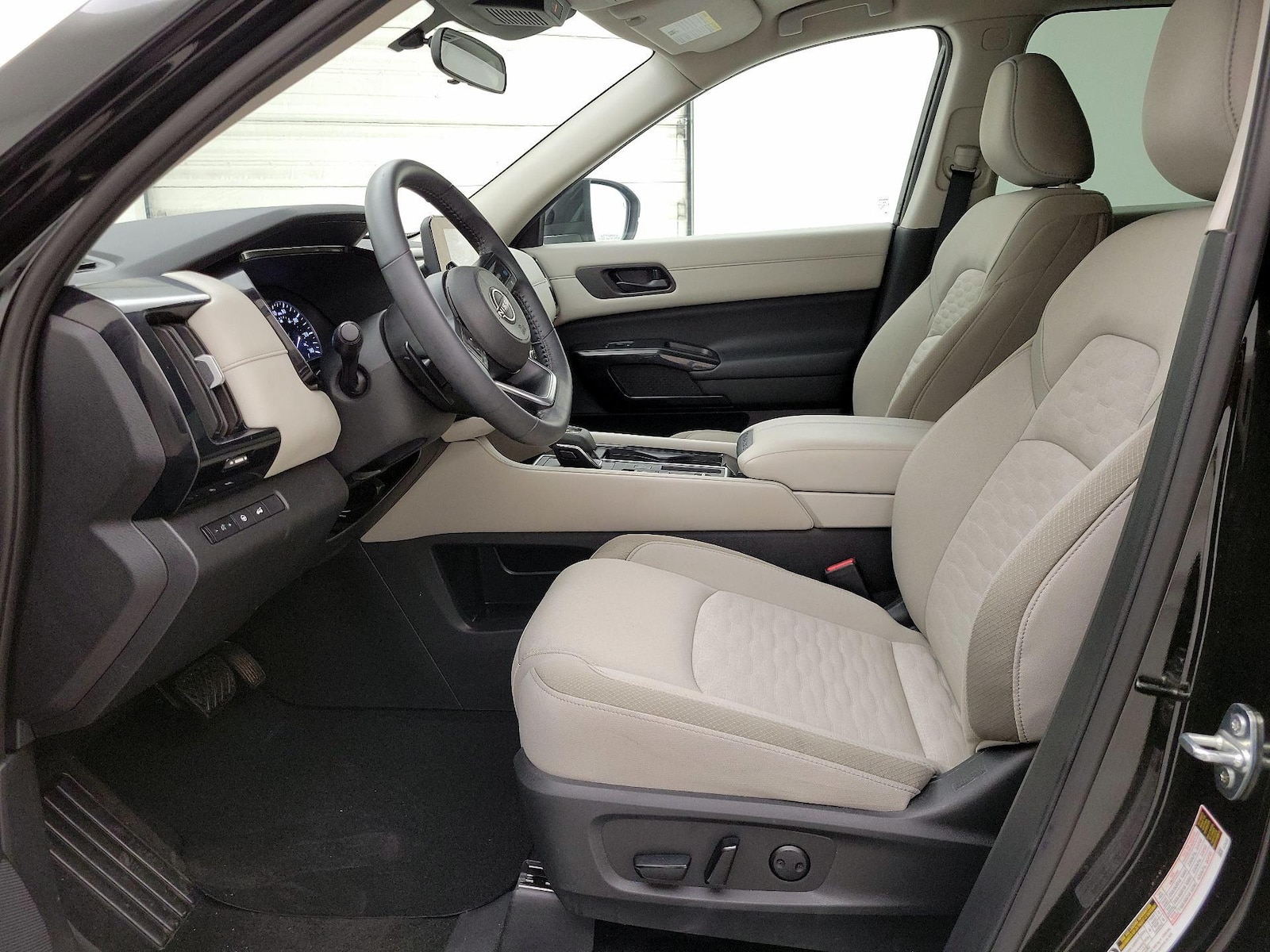 2025 Nissan Pathfinder SV - Photo 12