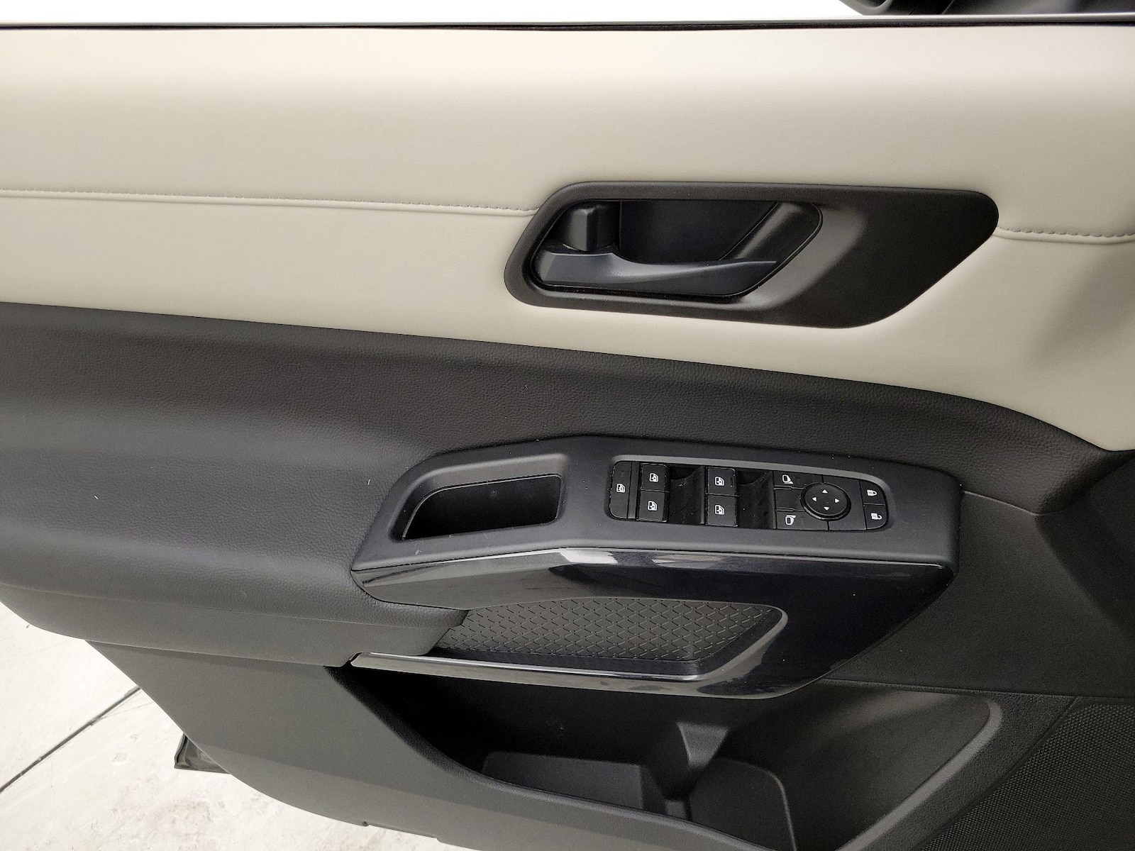 2025 Nissan Pathfinder SV - Photo 13