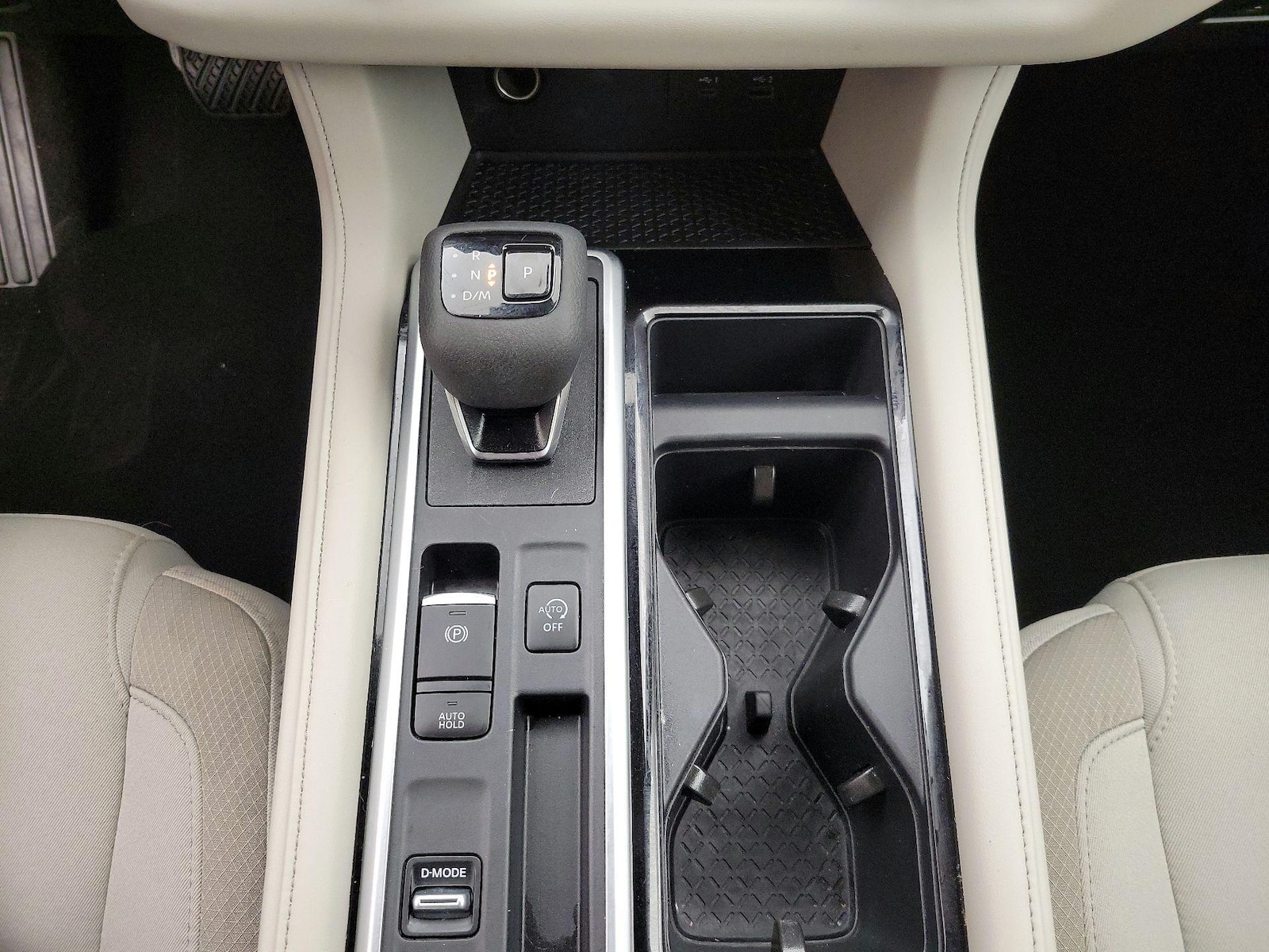 2025 Nissan Pathfinder SV - Photo 18