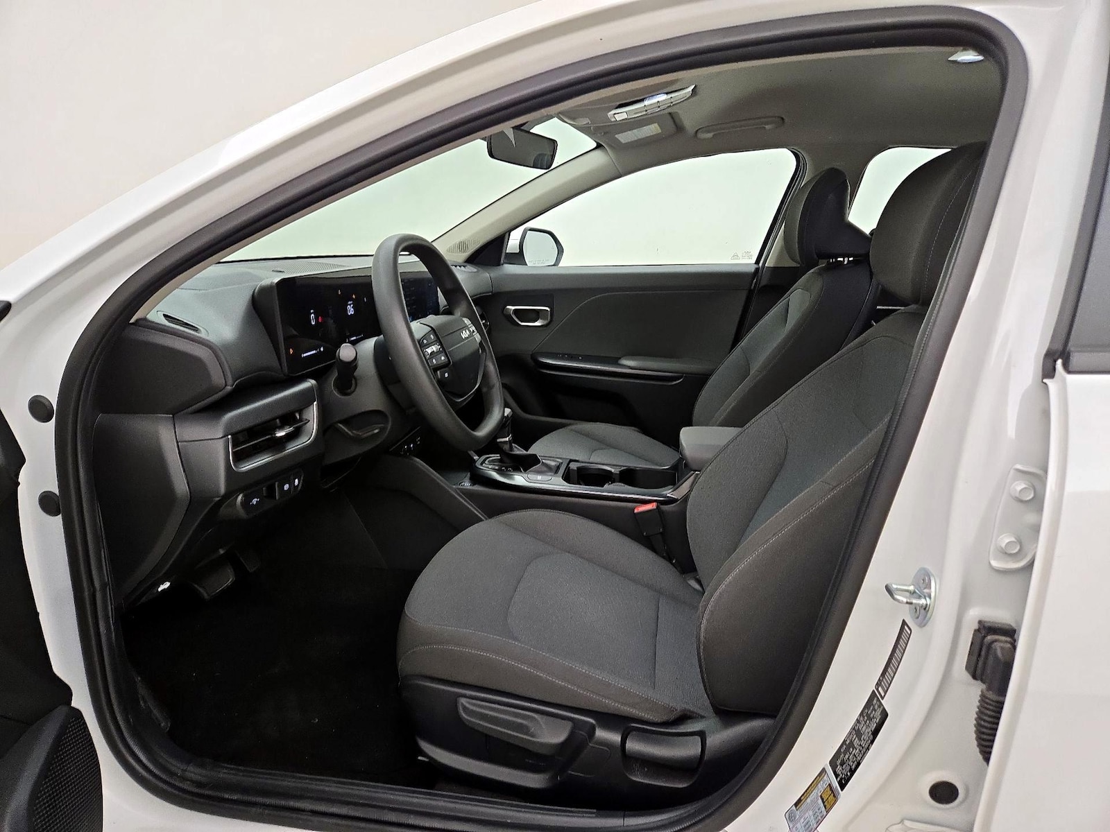 2025 Kia K4 LXS - Photo 12