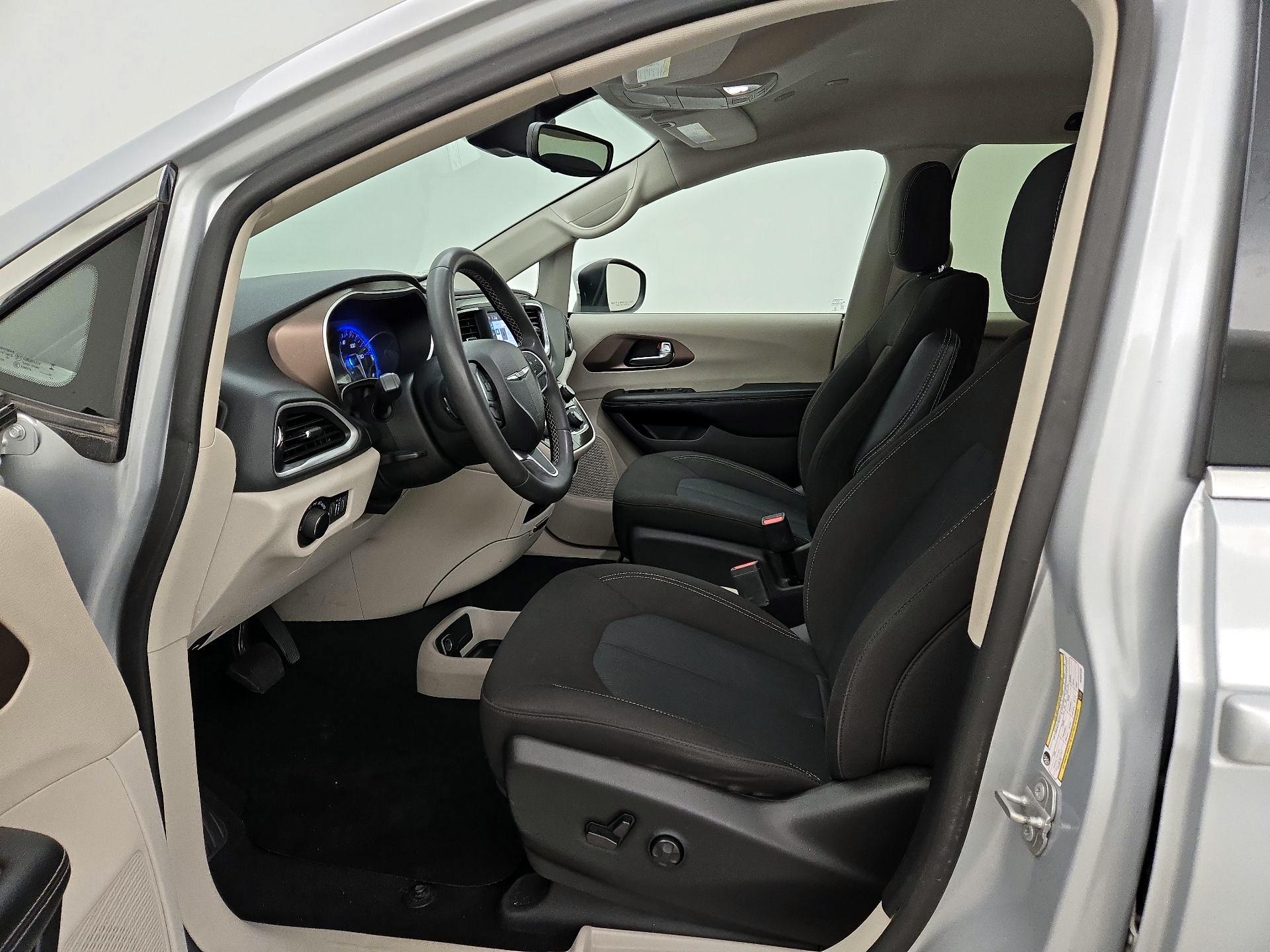 Thumbnail: 2023 Chrysler Voyager - 11