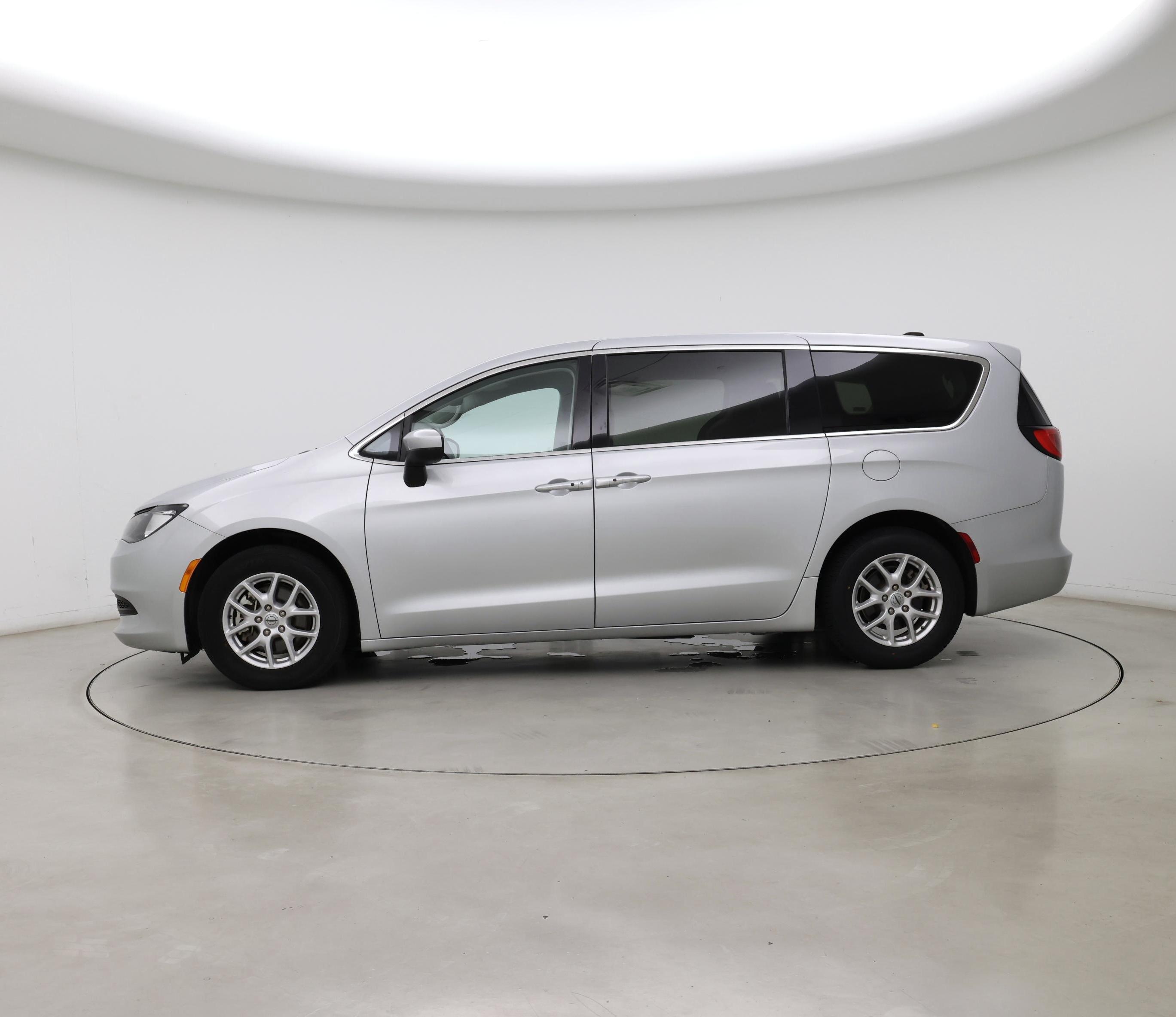 Thumbnail: 2023 Chrysler Voyager - 3
