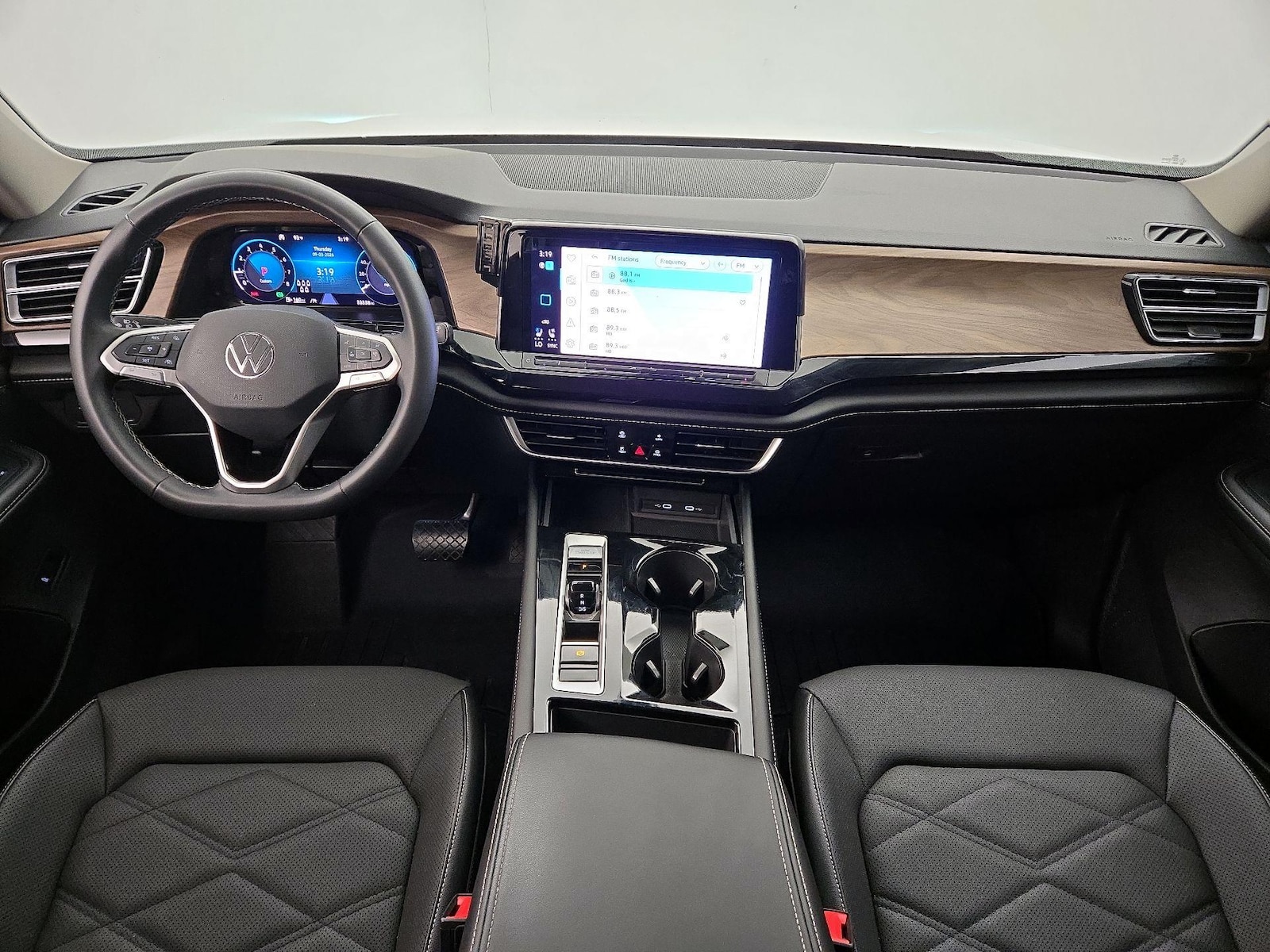 2024 Volkswagen Atlas SE w/Tech - Photo 10