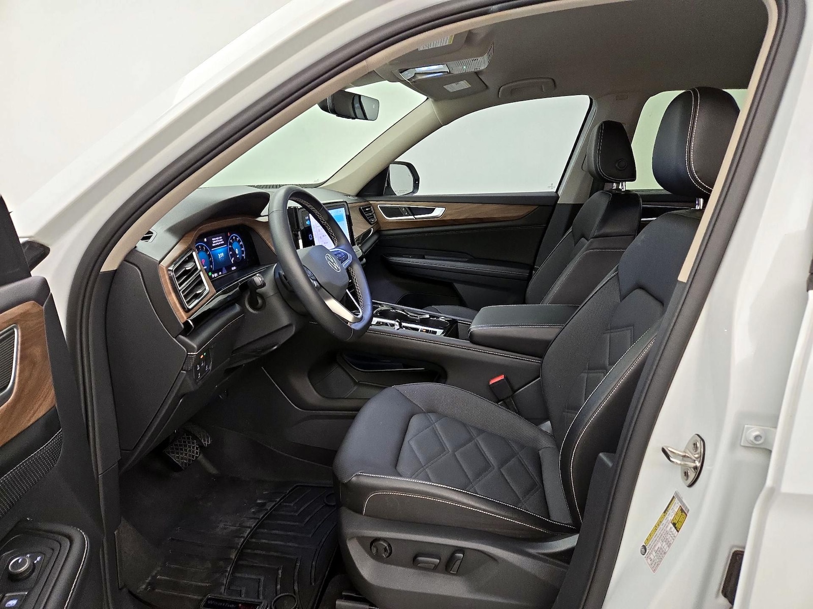 2024 Volkswagen Atlas SE w/Tech - Photo 12