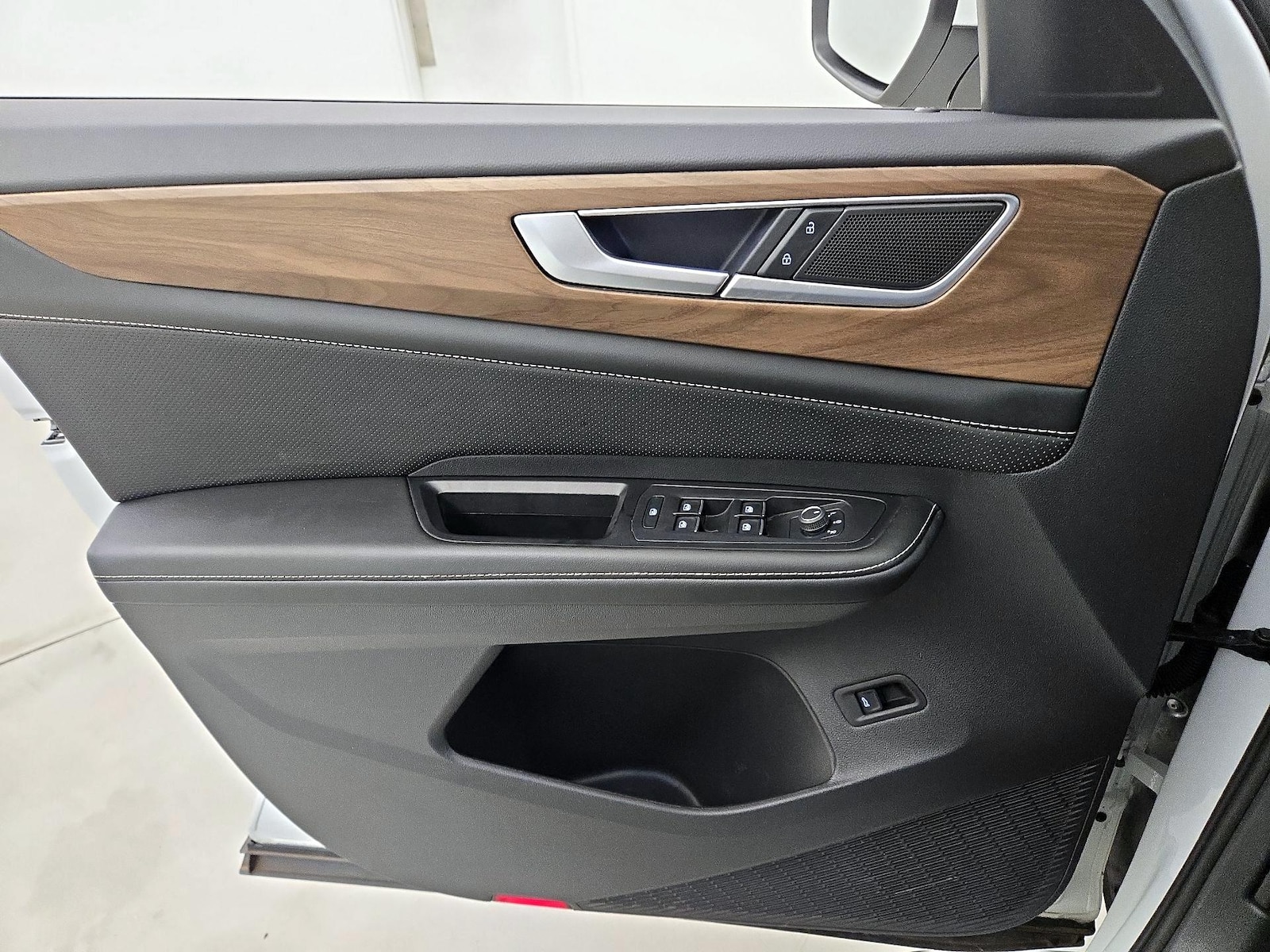 2024 Volkswagen Atlas SE w/Tech - Photo 13