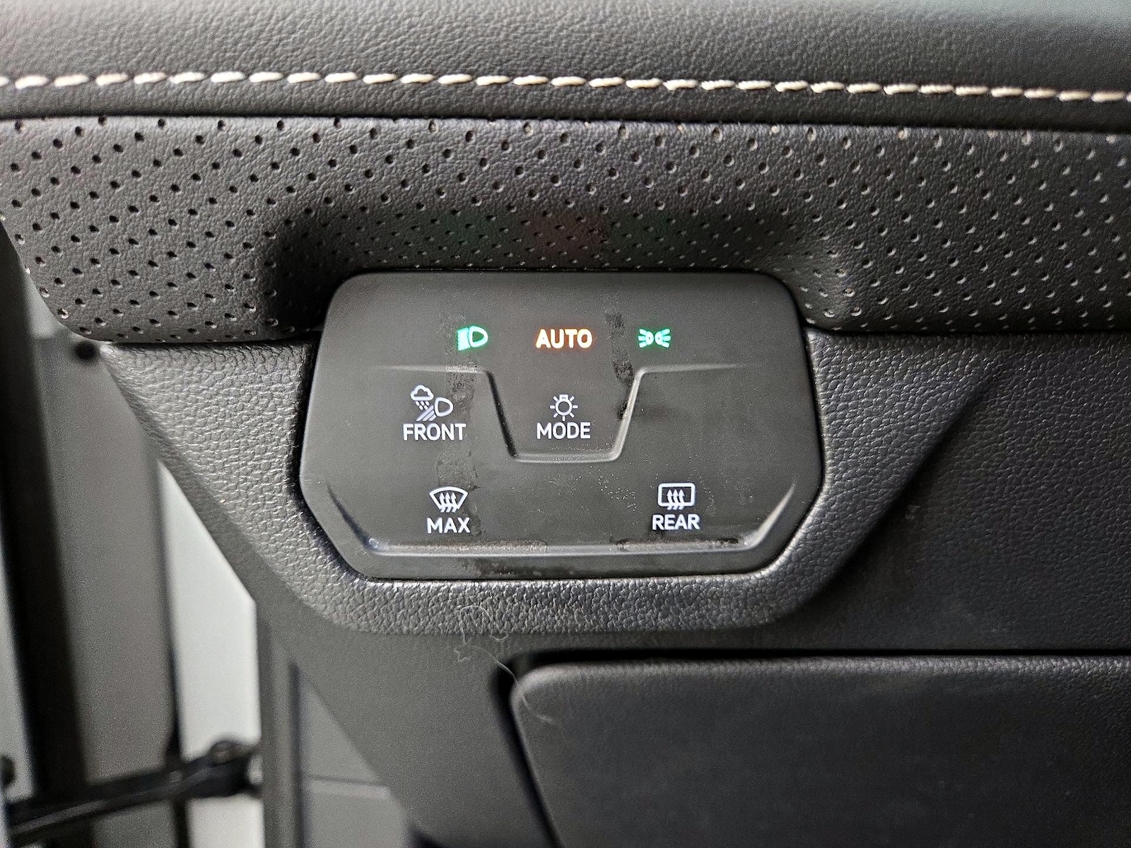 2024 Volkswagen Atlas SE w/Tech - Photo 14