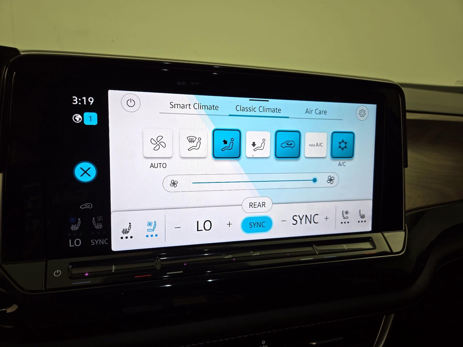 2024 Volkswagen Atlas SE w/Tech - Photo 17
