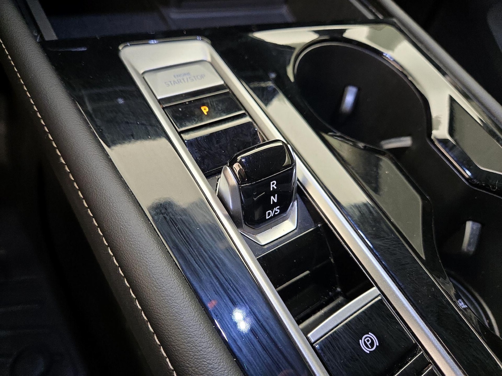 2024 Volkswagen Atlas SE w/Tech - Photo 18