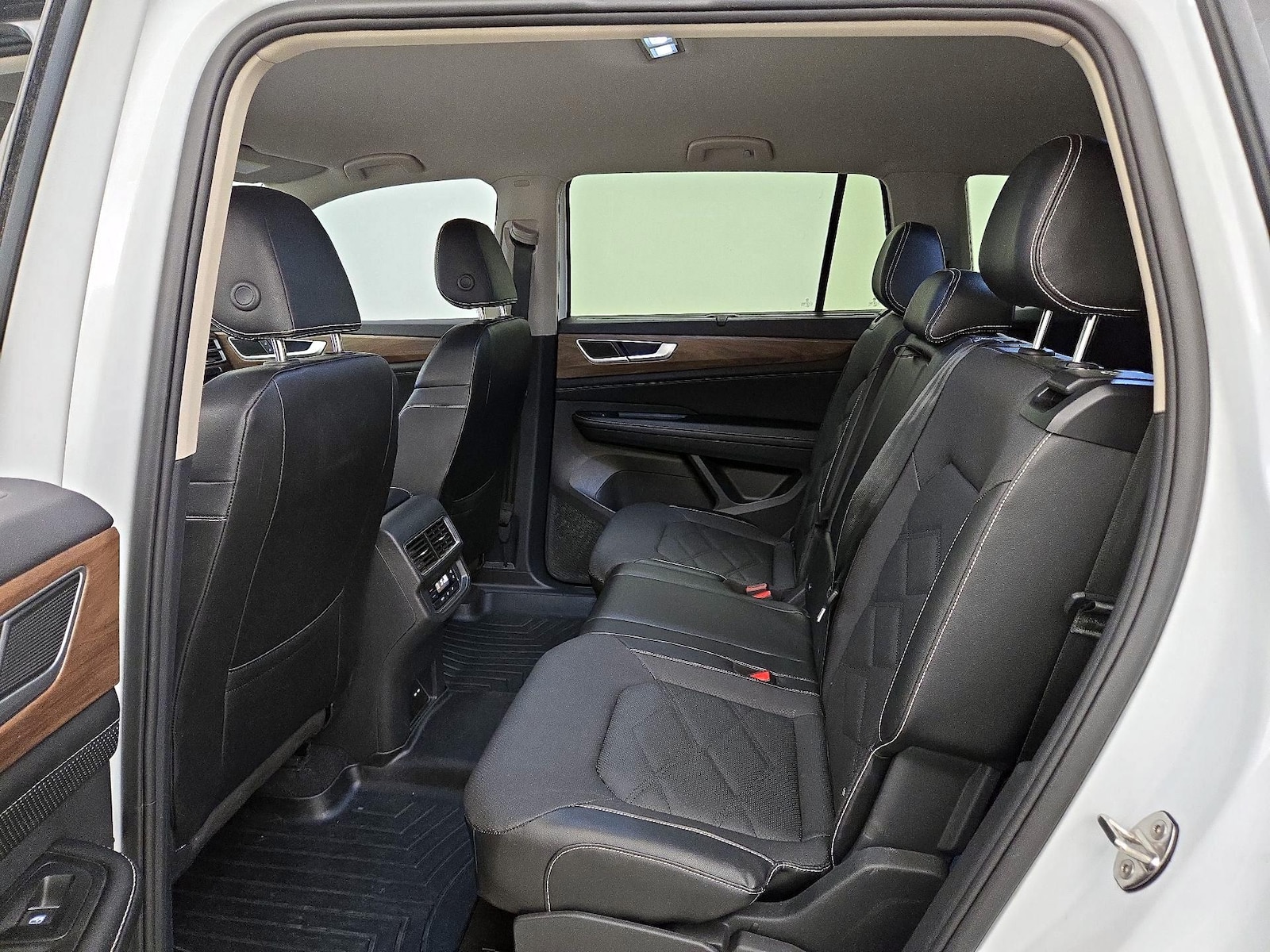 2024 Volkswagen Atlas SE w/Tech - Photo 20