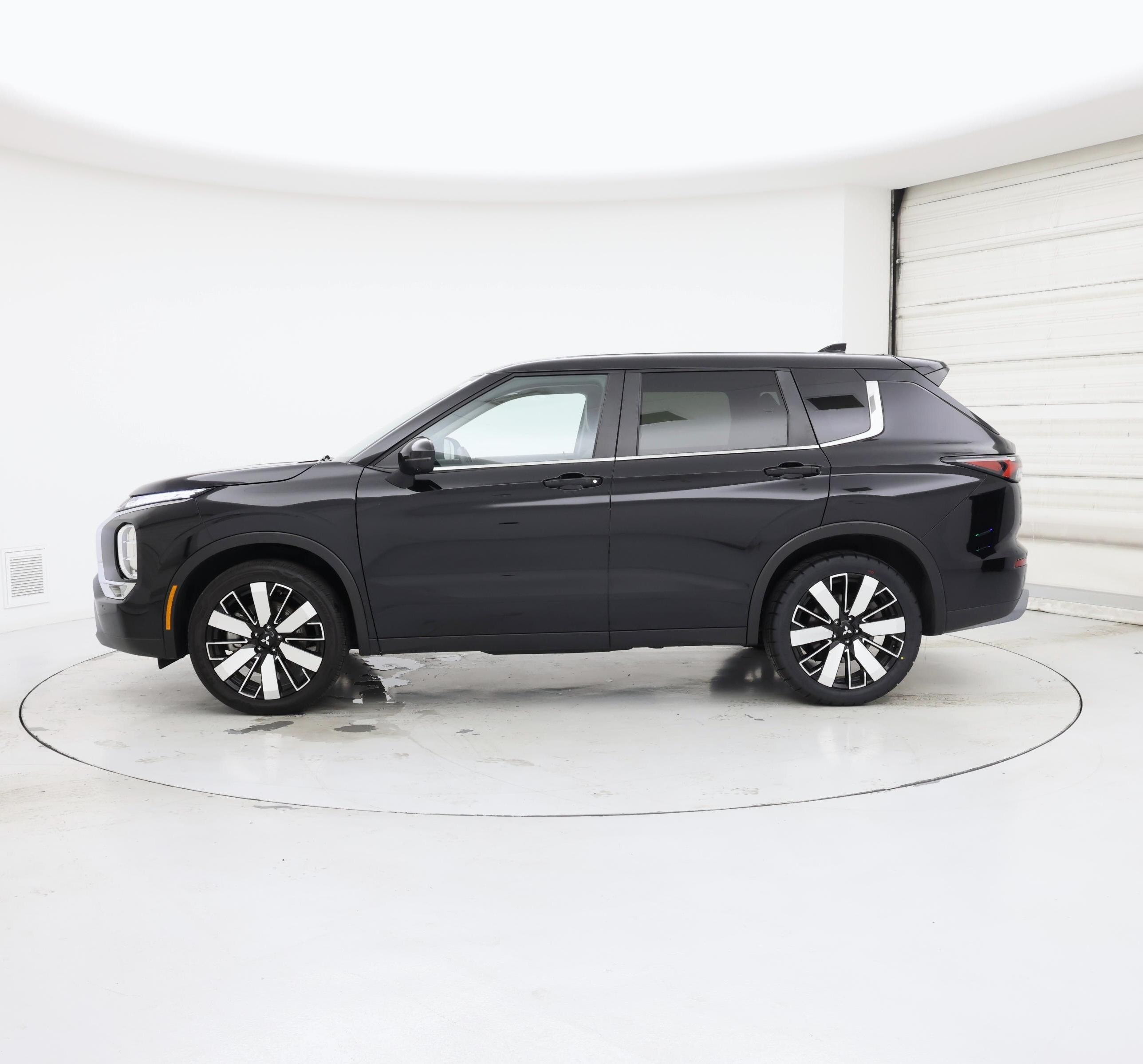 Thumbnail: 2025 Mitsubishi Outlander - 3