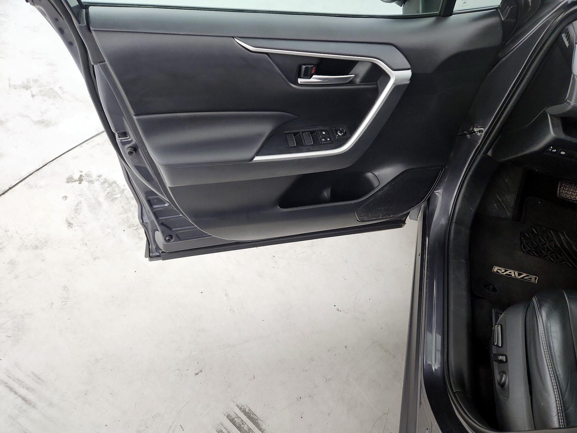 Thumbnail: 2019 Toyota RAV4 - 10