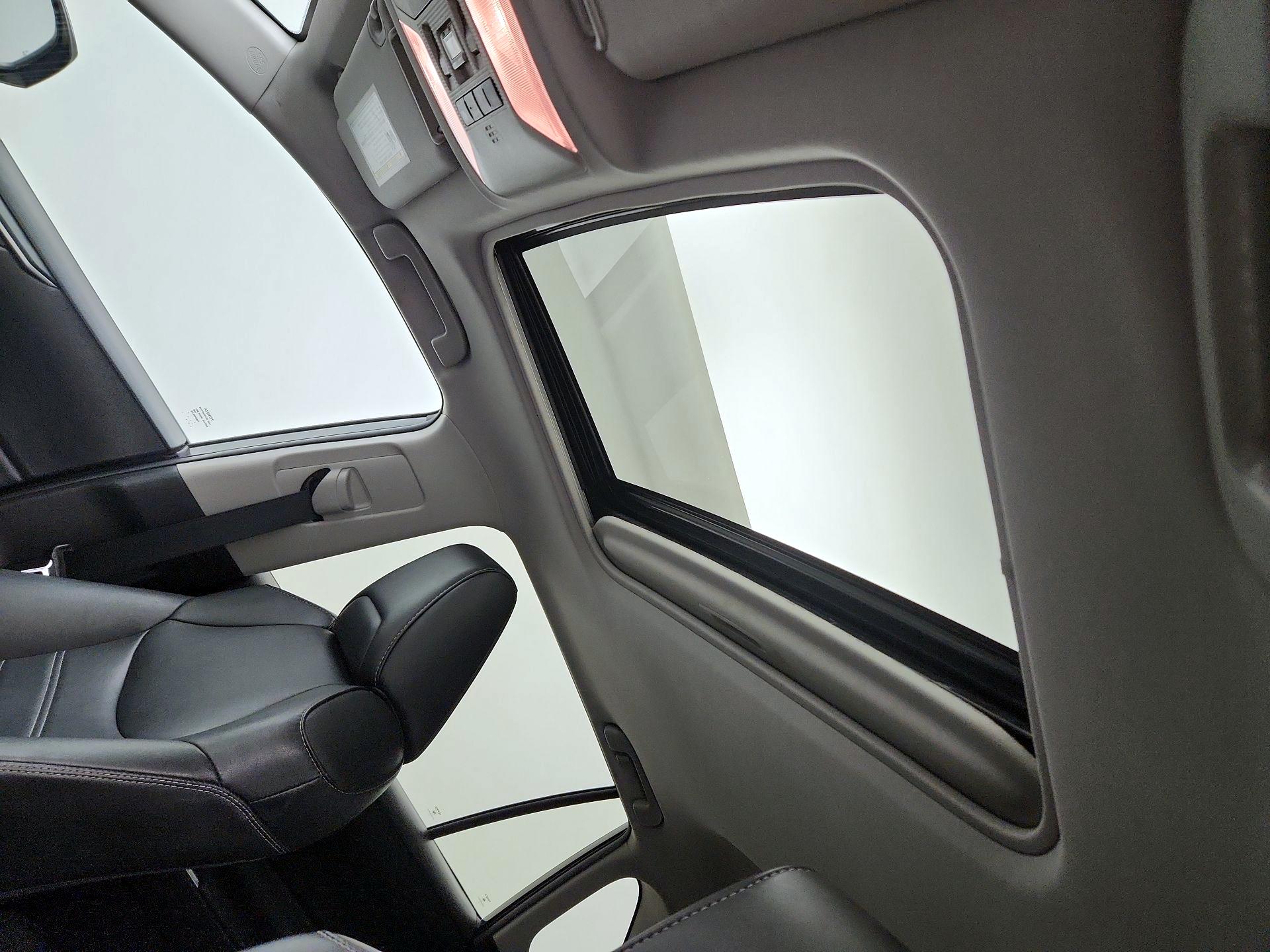 Thumbnail: 2019 Toyota RAV4 - 17