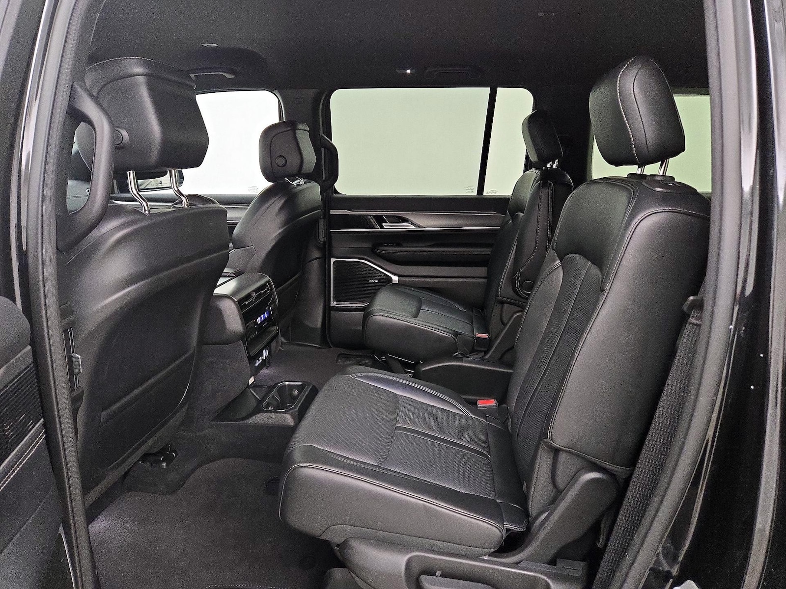 2025 Jeep Wagoneer L Series II - Photo 21