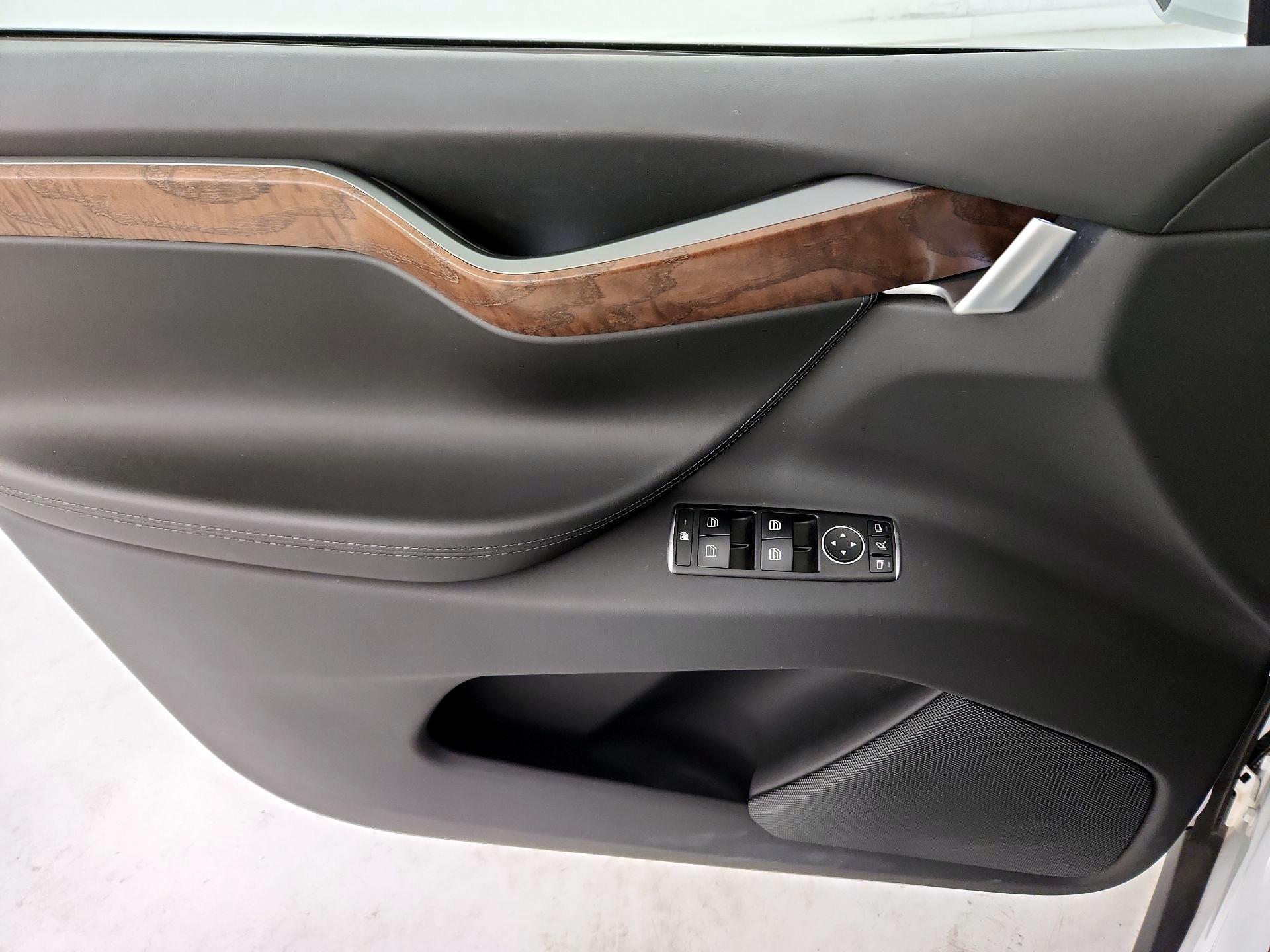 Thumbnail: 2020 Tesla Model X - 10