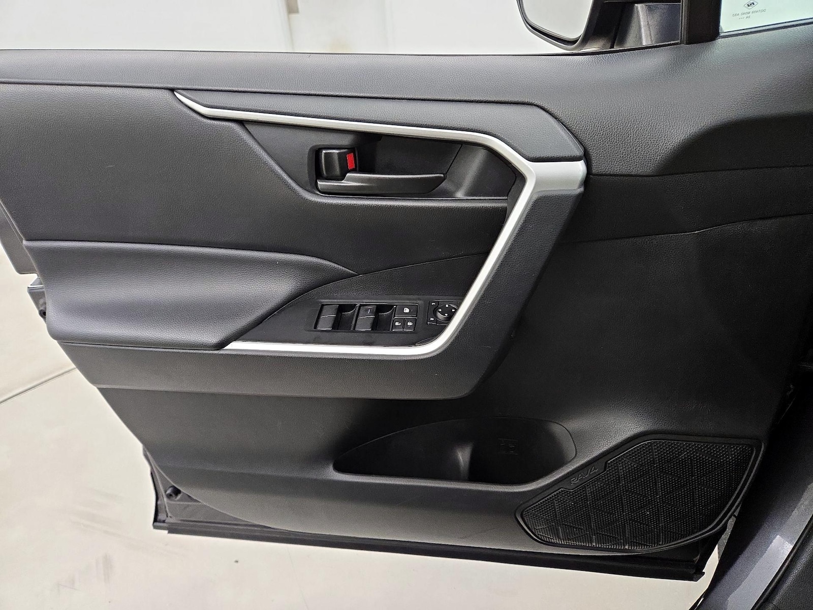 2025 Toyota RAV4 LE - Photo 13