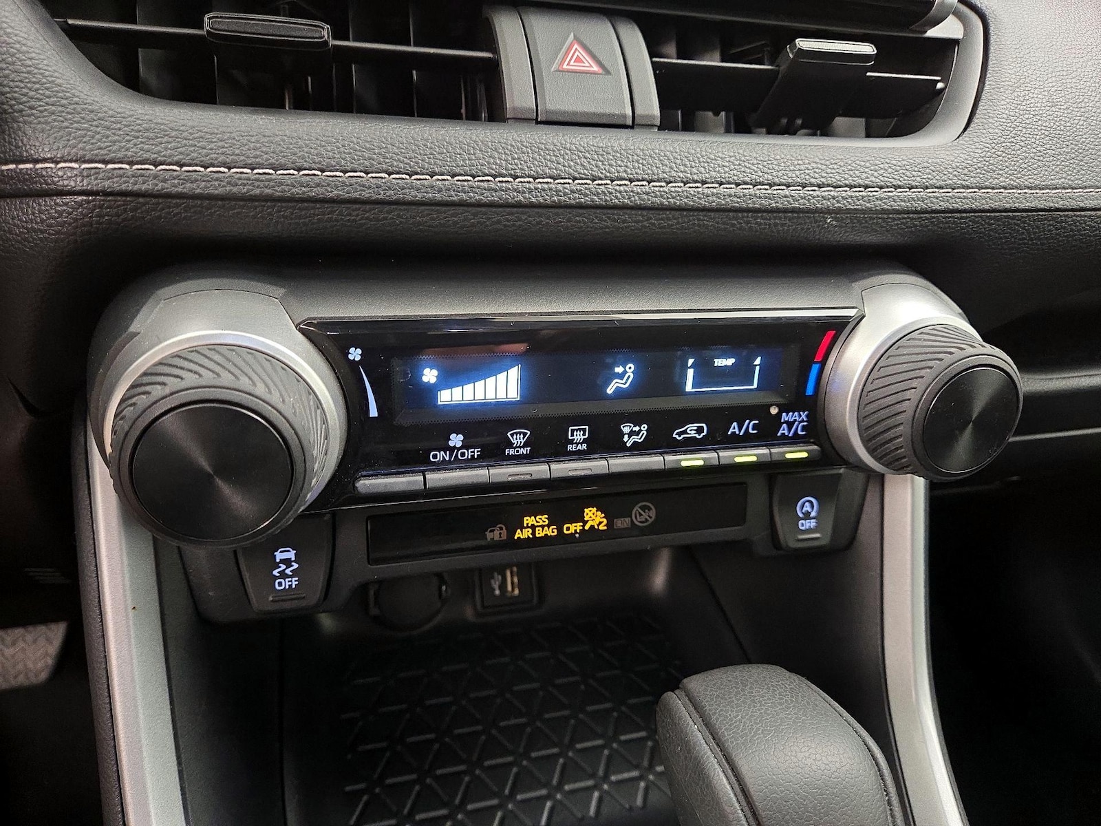 2025 Toyota RAV4 LE - Photo 17