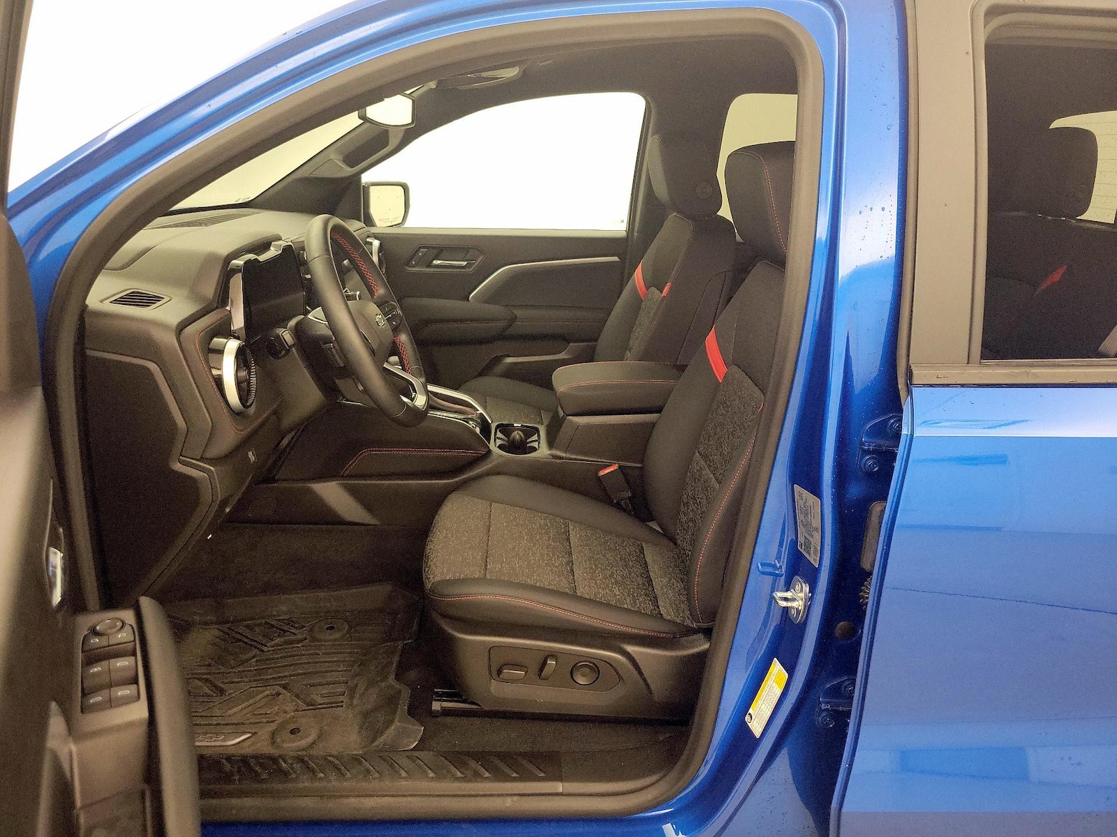 2023 Chevrolet Colorado Z71 - Photo 12