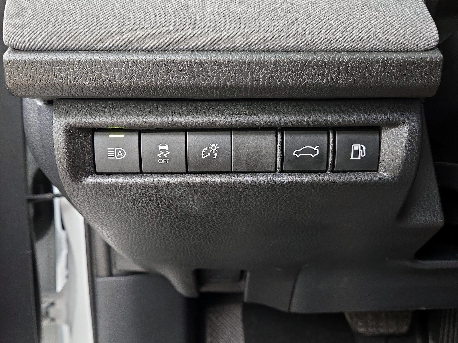 2025 Toyota Camry LE - Photo 14