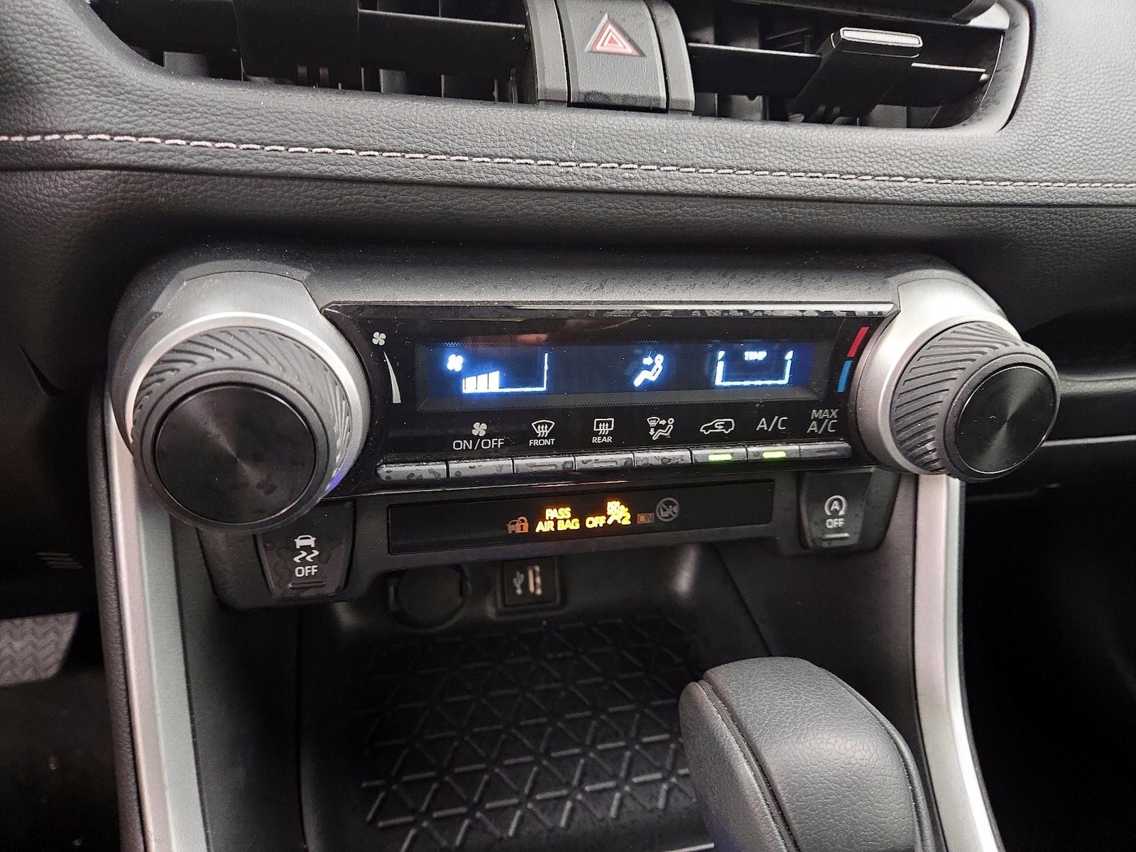2025 Toyota RAV4 LE - Photo 17