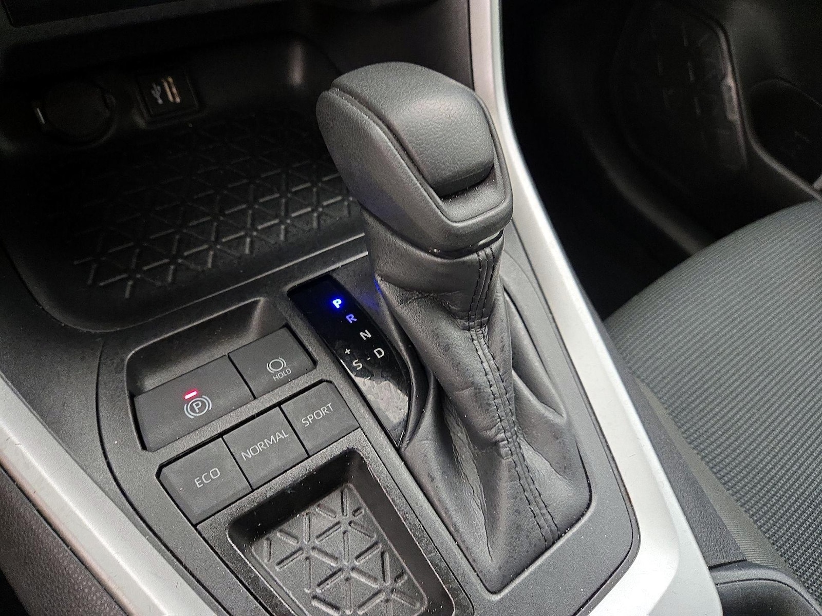 2025 Toyota RAV4 LE - Photo 18