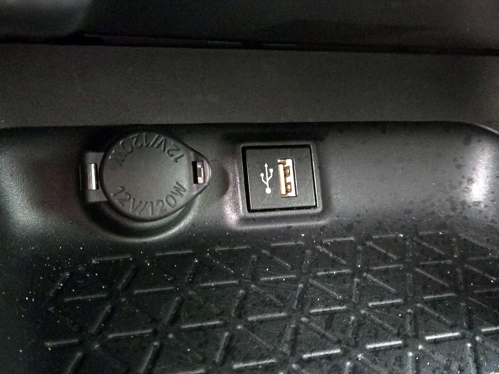 2025 Toyota RAV4 LE - Photo 19