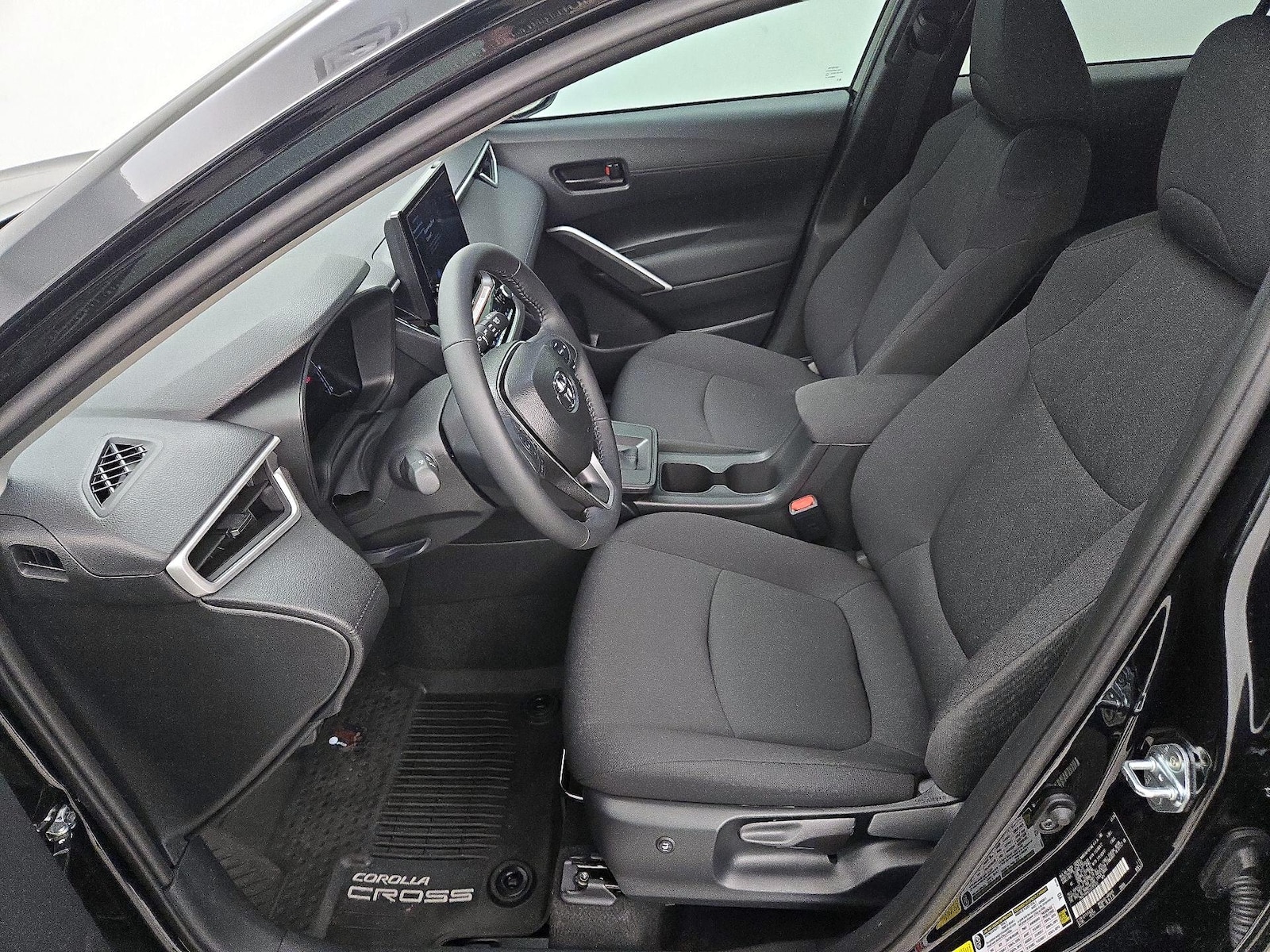 2026 Toyota Corolla Cross LE - Photo 12