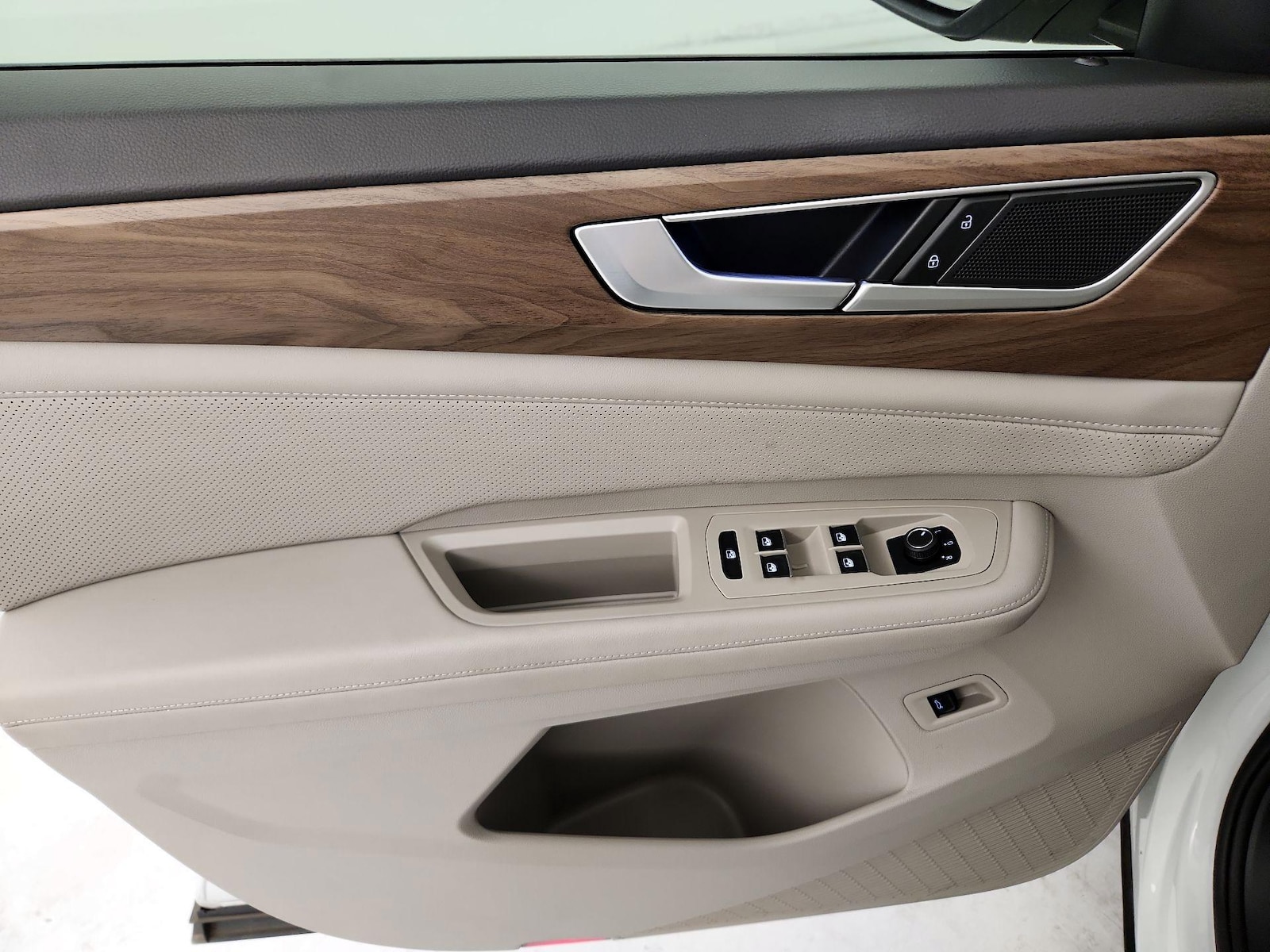 2024 Volkswagen Atlas SE w/Tech - Photo 11