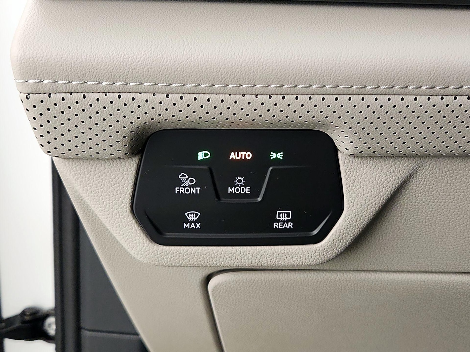 2024 Volkswagen Atlas SE w/Tech - Photo 12