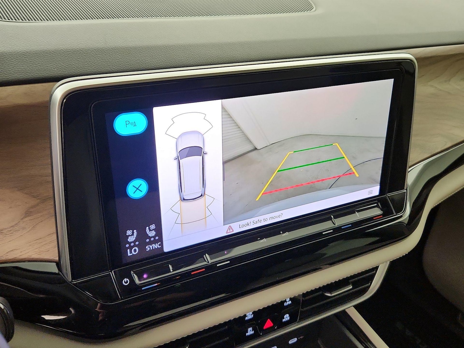 2024 Volkswagen Atlas SE w/Tech - Photo 13