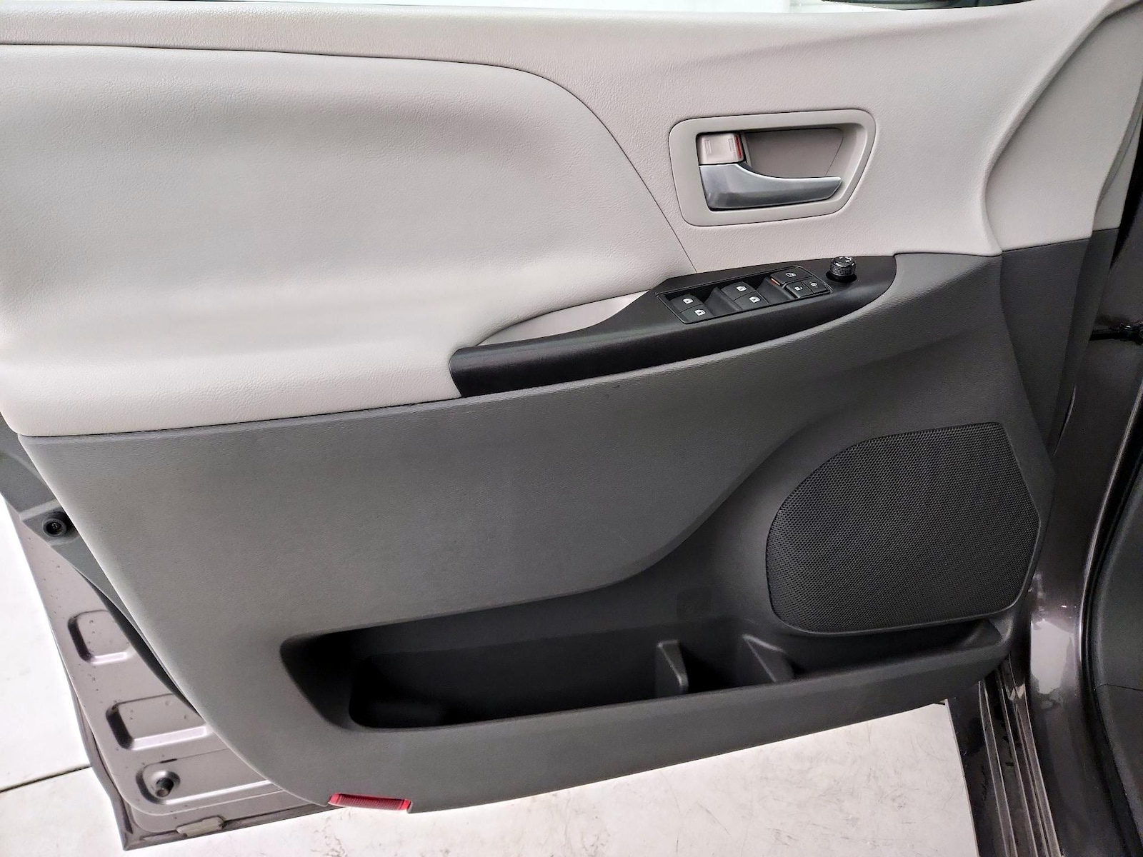 2015 Toyota Sienna LE - Photo 11